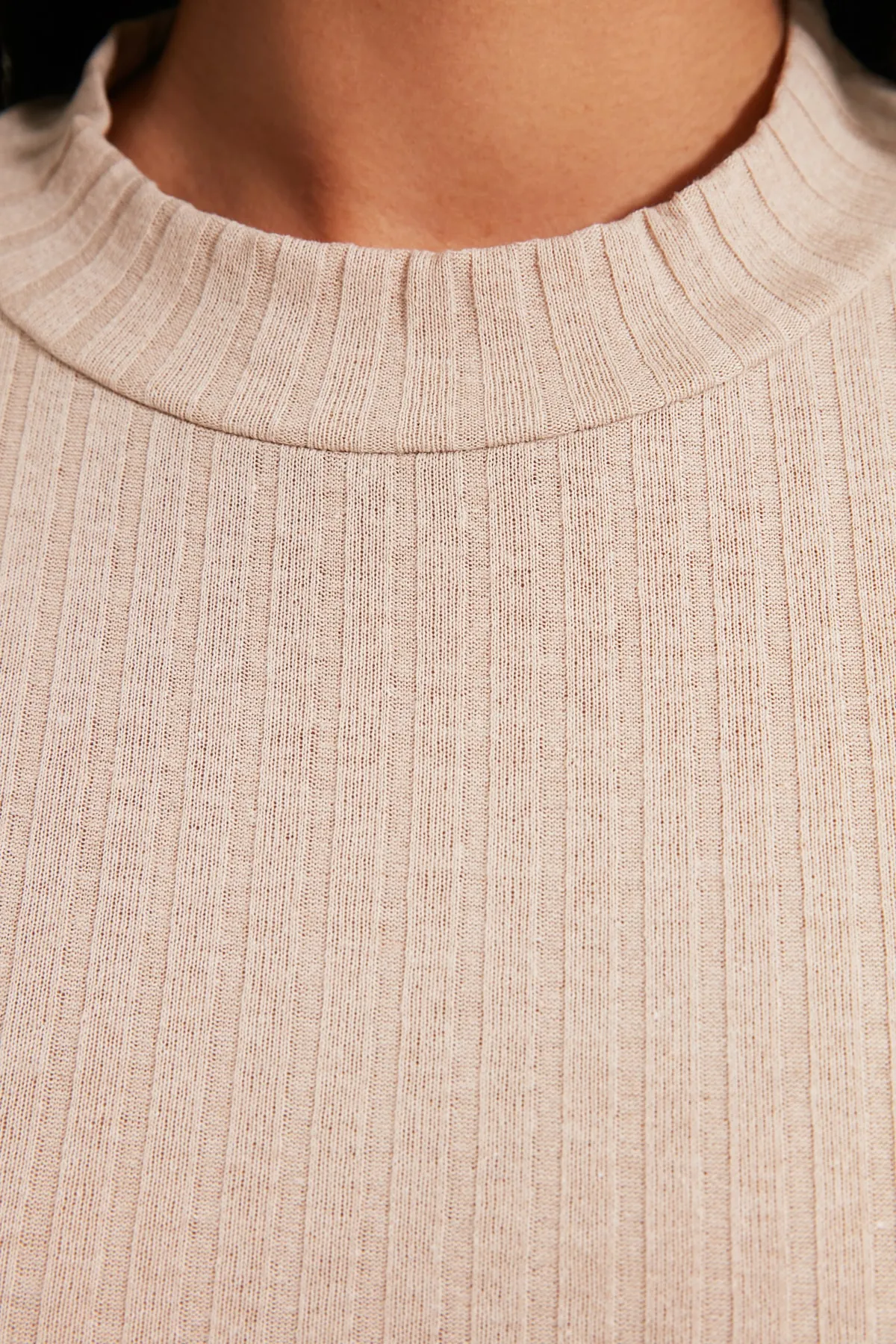 Trendyol Collection  Beigefarbene, gerippte, flexible Slim-Fit-Strickbluse mit hohem Kragen TWOAW20BZ0200