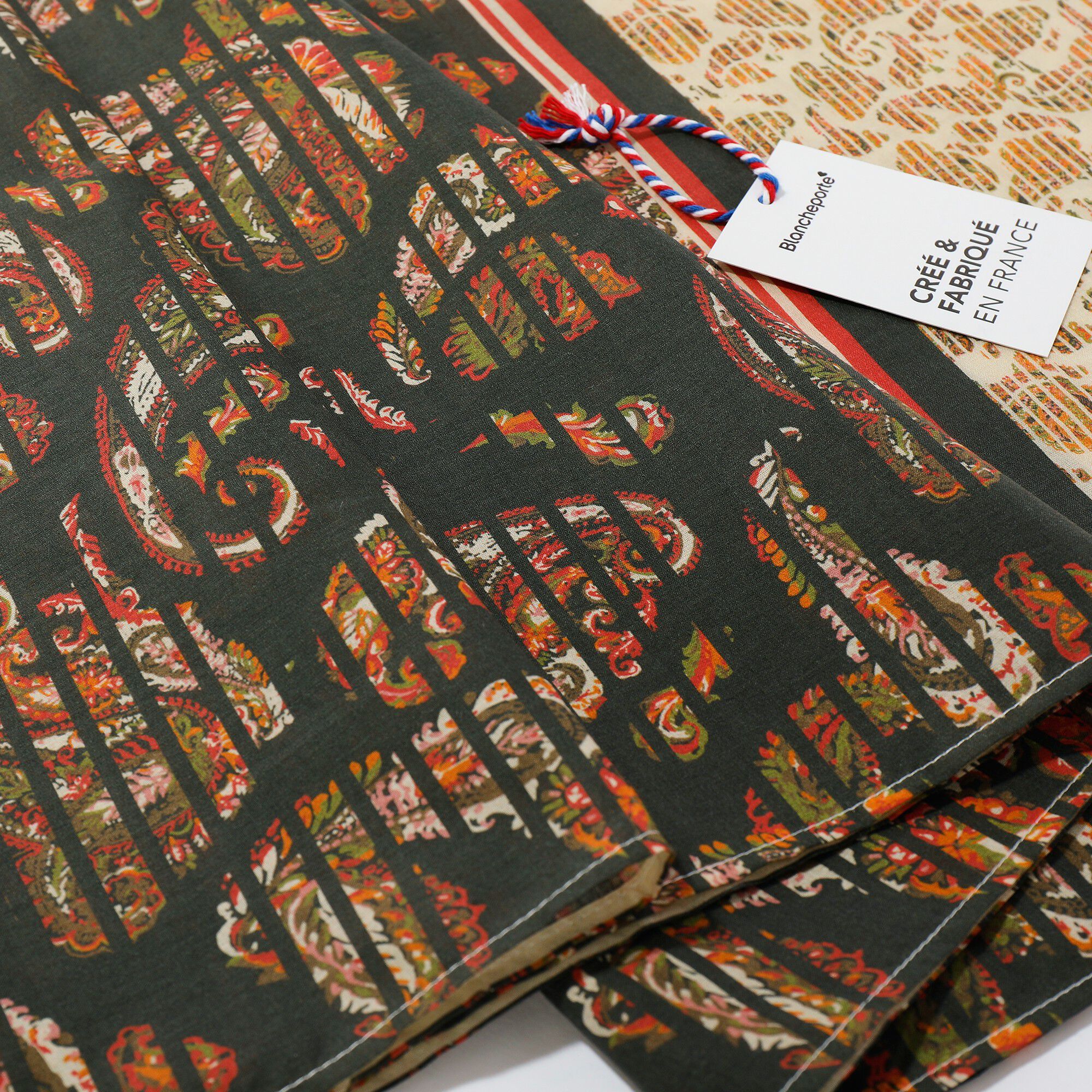 Foulard fabriqué en France imprimé graphique, 198 x 38 cm