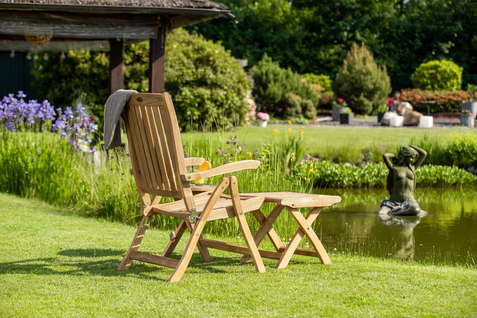 Kai Wiechmann Fußhocker Hochwertige Teak Fußbank 47 x 49 cm als wetterfester Holzhocker, klappbare und unbehandelte Fußstütze aus Teakholz