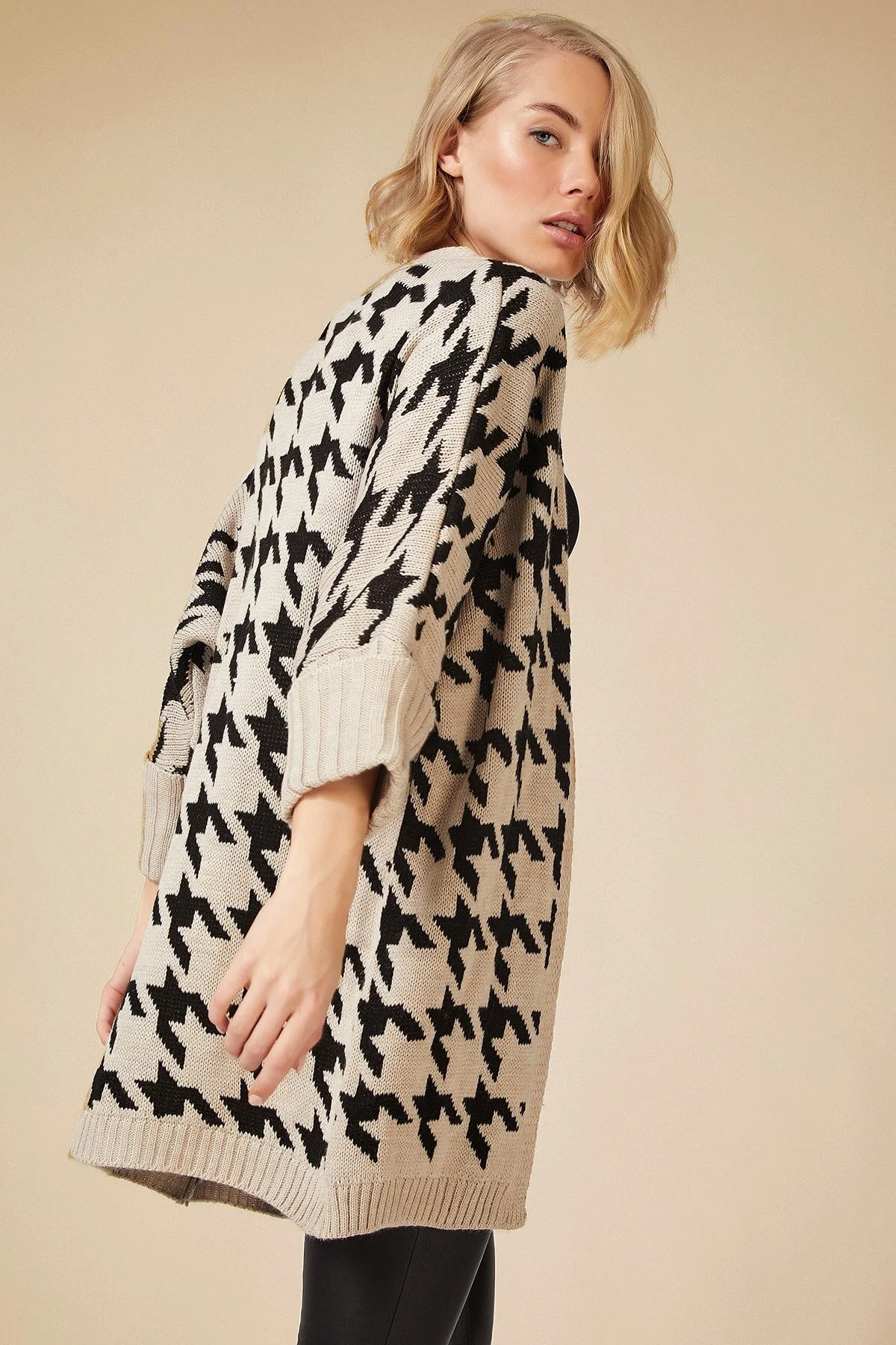 Happiness İstanbul  Lockere Strickjacke aus Nerzmuster für Damen AS00004