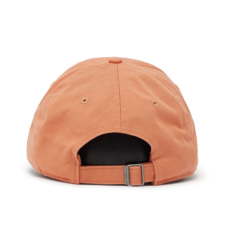 NIKE Club Cap Unstructured Futura Wash L amber brown/white