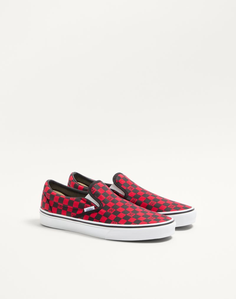 Tênis slip-on Valentino Garavani e Vans em tecido com estampa xadrez do logo V.
