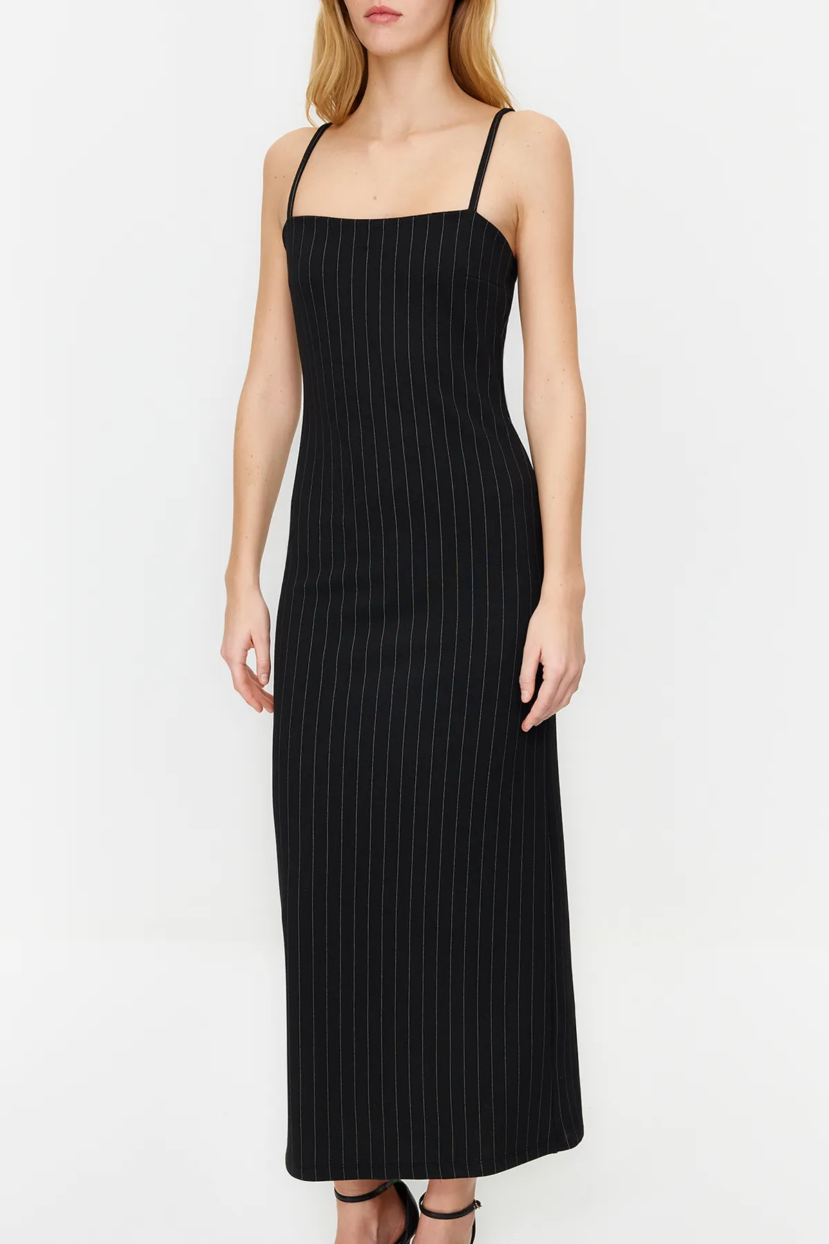 Trendyol Collection  Schwarzes, gestreiftes Bodycone/körperbetontes Maxi-Bleistiftkleid aus Strick mit Trägern TWOSS24EL00290