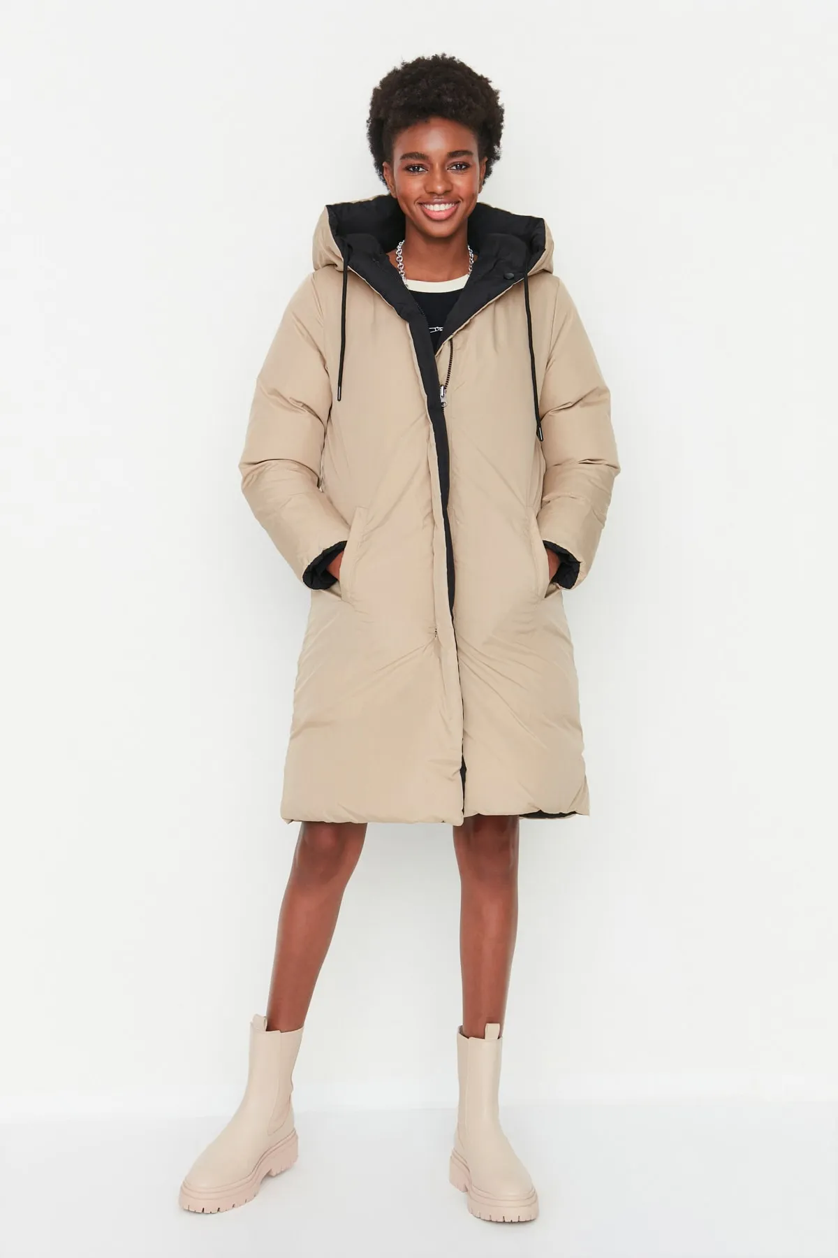 Trendyol Collection  Schwarz-beige, wendbare, wasserabweisende lange Pufferjacke mit Kapuze TWOAW23MO00052