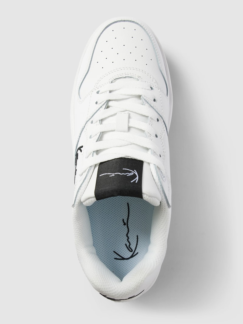 Plateau-Sneaker mit Label-Details in weiss