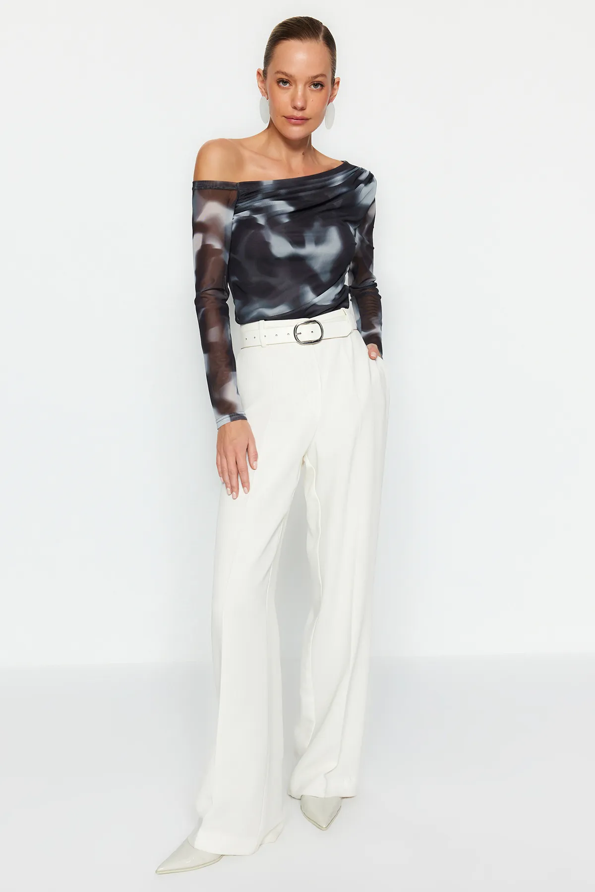Trendyol Collection  Anthrazitfarbene, mit Tüll gefütterte Bluse mit asymmetrischem Kragen TWOAW24BZ00051