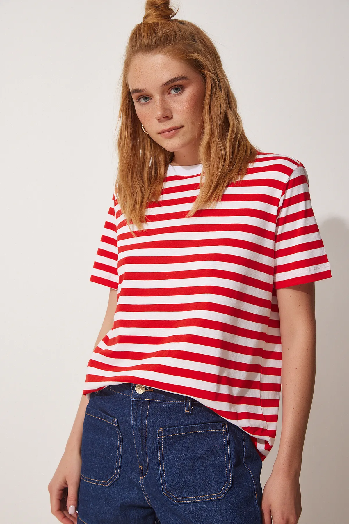 Happiness İstanbul  Rot-weiß gestreiftes Baumwoll-Strick-T-Shirt für Damen AH00148