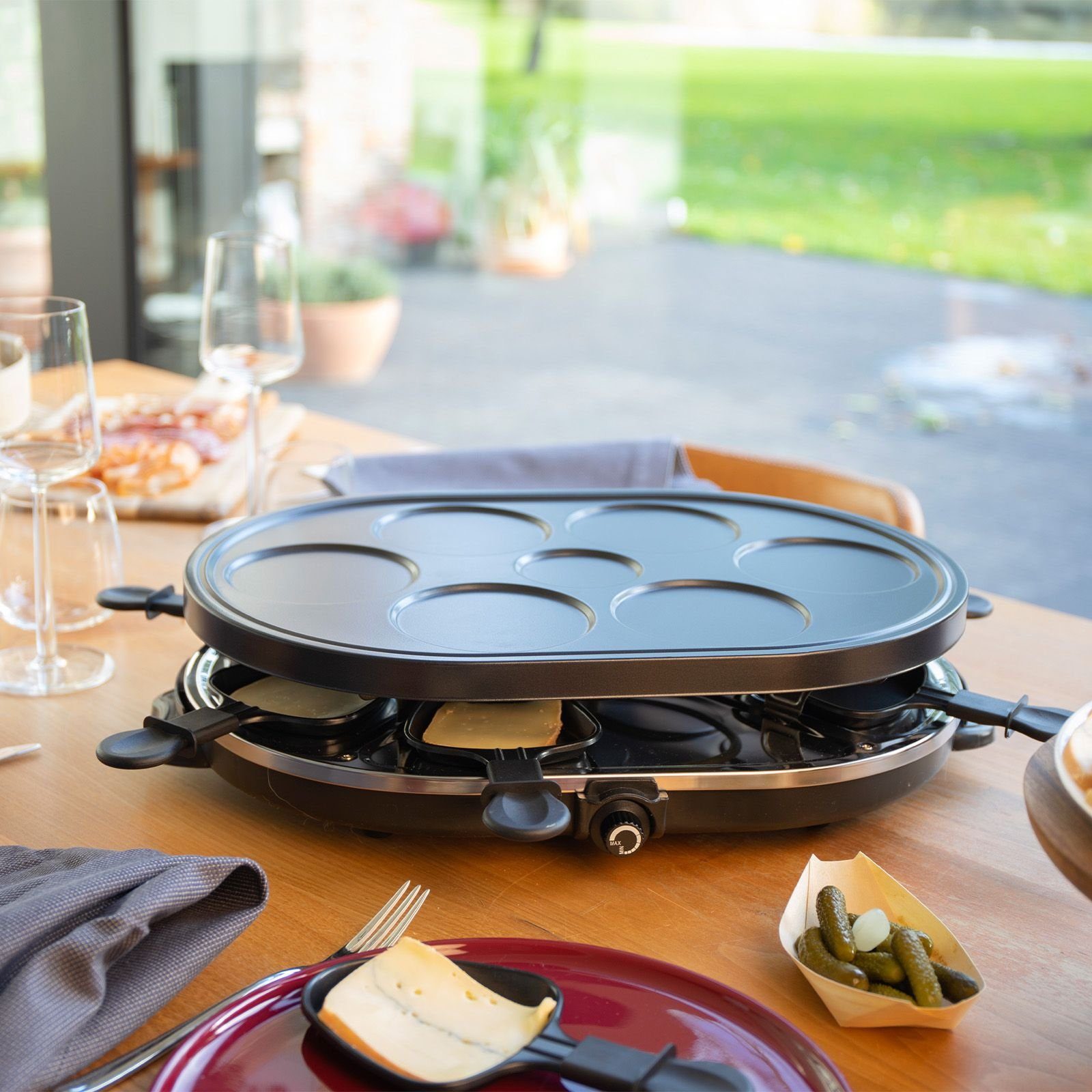 bmf-versand Raclette Raclette 8 Personen Mini Crepes Maker Crepesmaker Tischgrill, 8 Raclettepfännchen, 1200,00 W, Abnehmbare Crepes-Platte, Inklusive 8 Pfännchen und 8 Holzschabern
