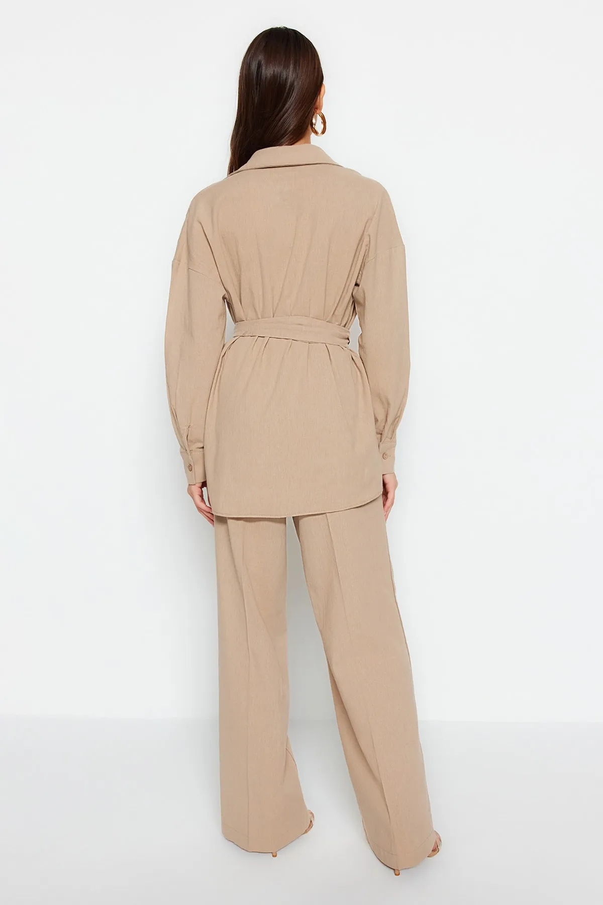 Trendyol Collection  Nerzfarbenes Al-Top-Set mit gewebtem Gürtel TWOSS23AU00072