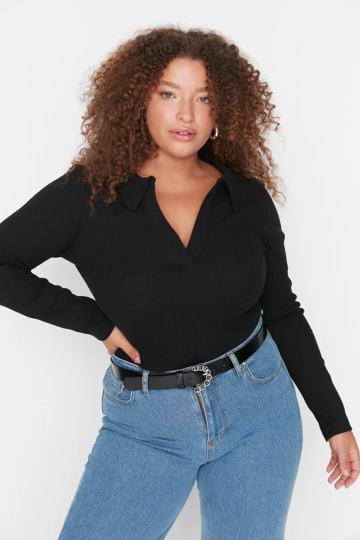 Trendyol Curve  Schwarzer, figurbetonter, schnurgebundener Strick-Body mit Druckknopfverschluss und Hemdkragen TBBAW23CS00007