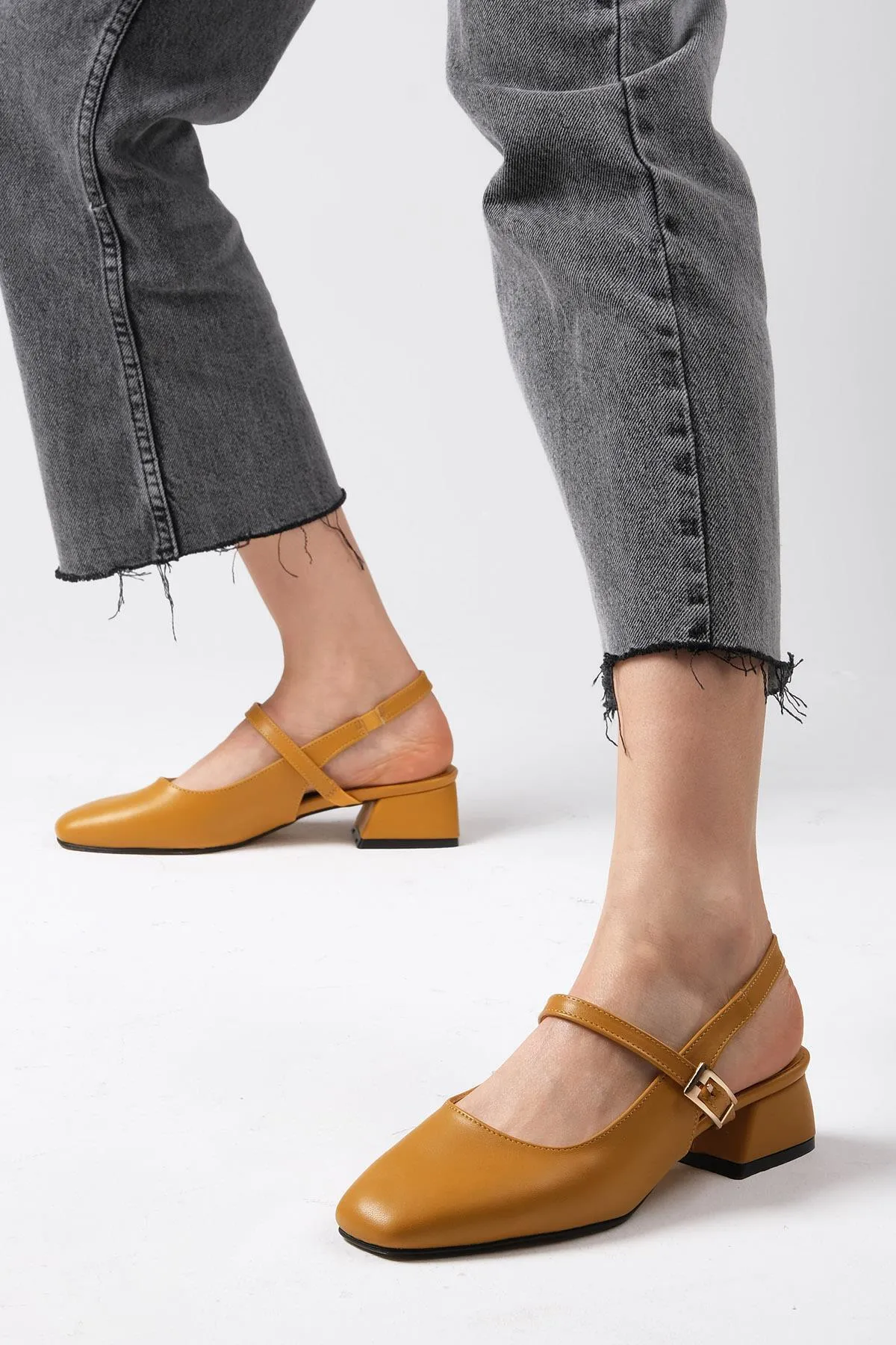 Mio Gusto  Ella Senffarbene Damenschuhe mit niedrigem Absatz und offenem Rücken
