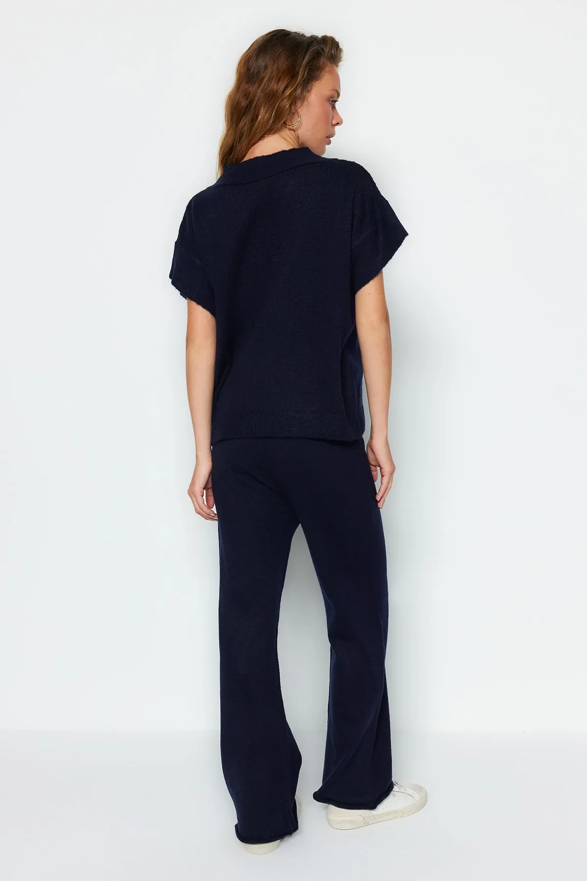 Trendyol Collection  Marineblaues, weich strukturiertes Strickoberteil und -unterteil mit V-Ausschnitt TWOAW24AU00042