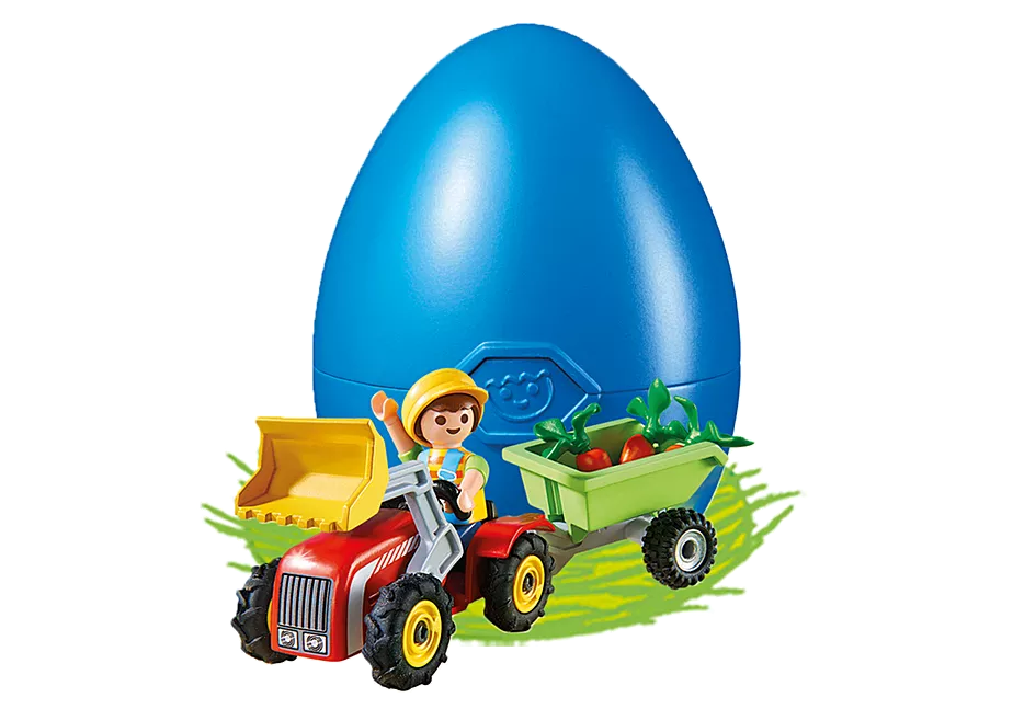 Junge mit Kindertraktor