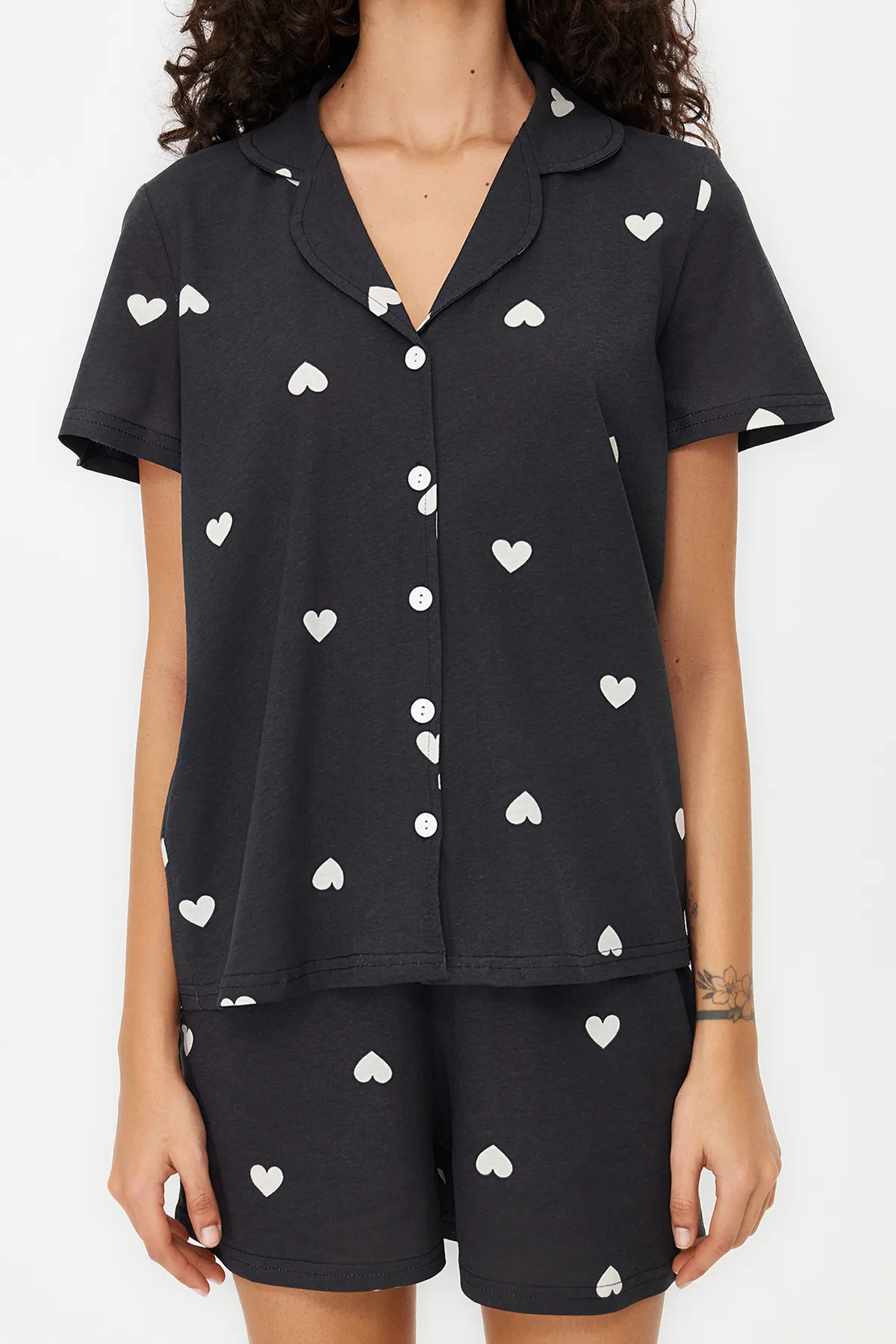 Trendyol Collection  Schwarzes, gestricktes Pyjama-Set mit Hemd und Shorts aus 100 % Baumwolle mit Herzmuster THMSS21PT0756