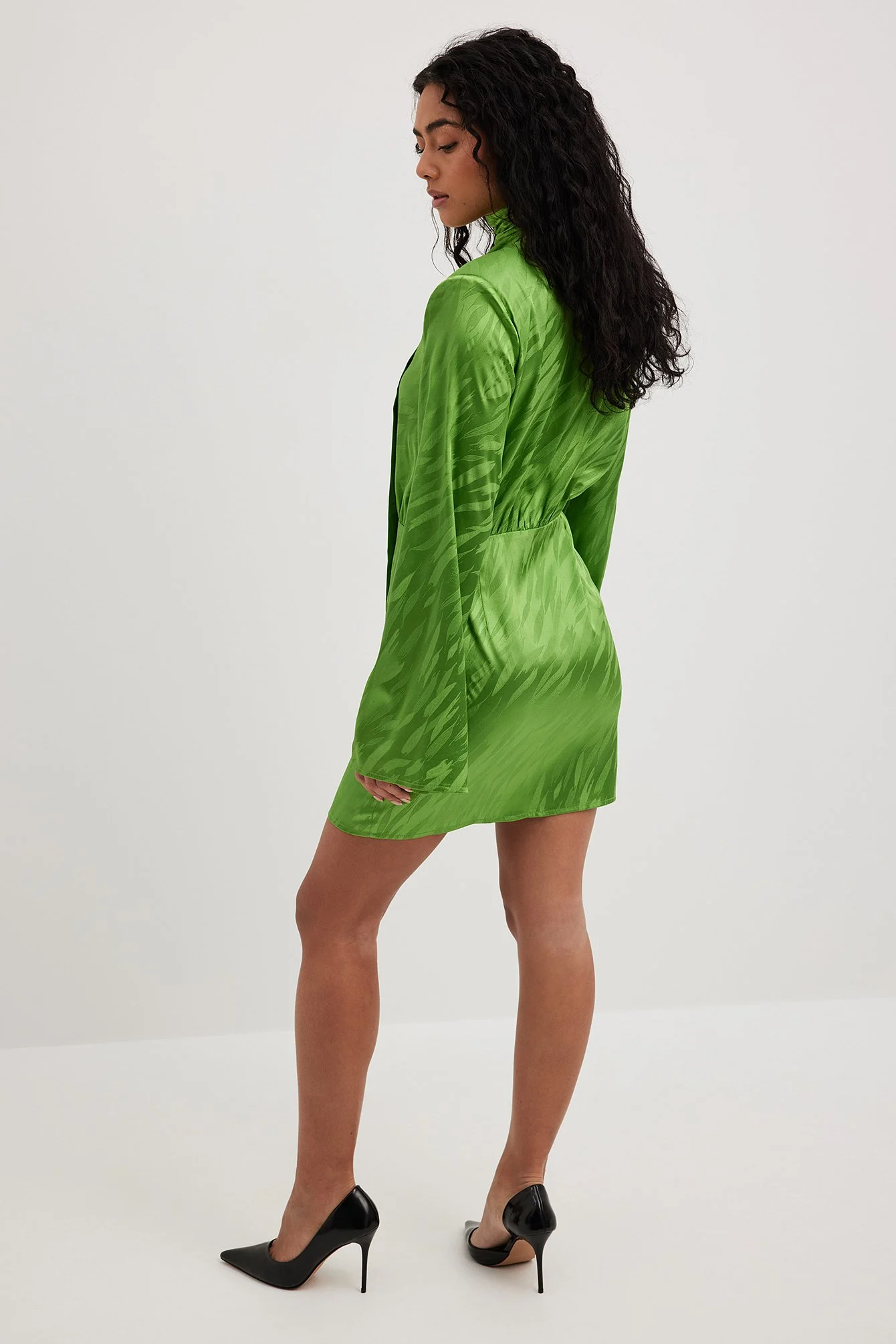 Minikleid mit ausgeprägten Schultern
