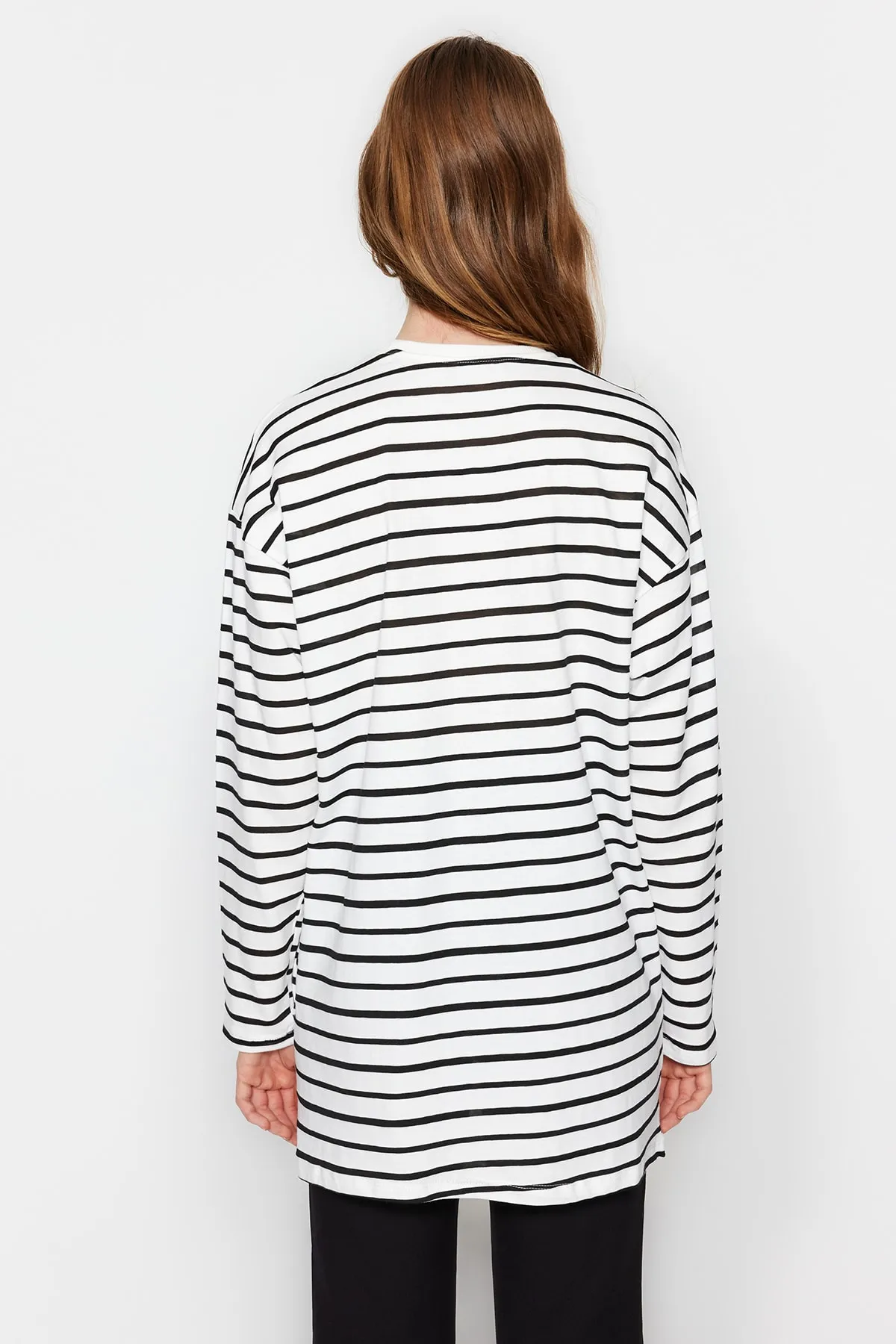 Trendyol Modest  Schwarze Stricktunika mit Streifen und Stickereien TCTSS23UK00034