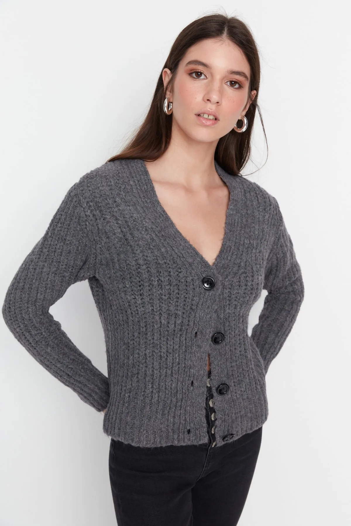 Trendyol Collection  Anthrazitfarbener Basic-Cardigan aus weicher Strickstruktur TWOAW20HI0214