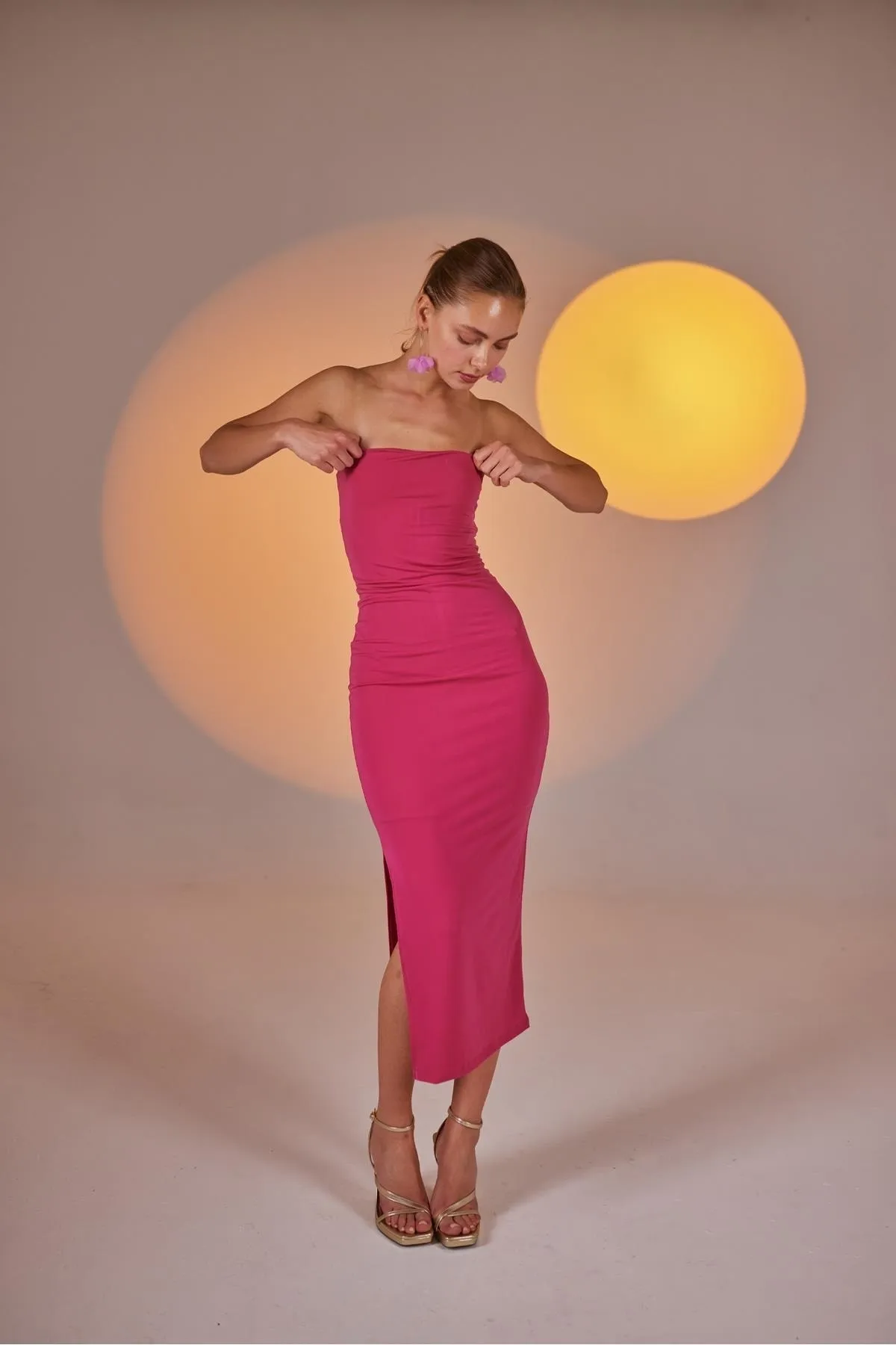 HOLLY LOLLY  Trägerloses Midi-Bodycon-Kleid mit Schlitz in Rosa