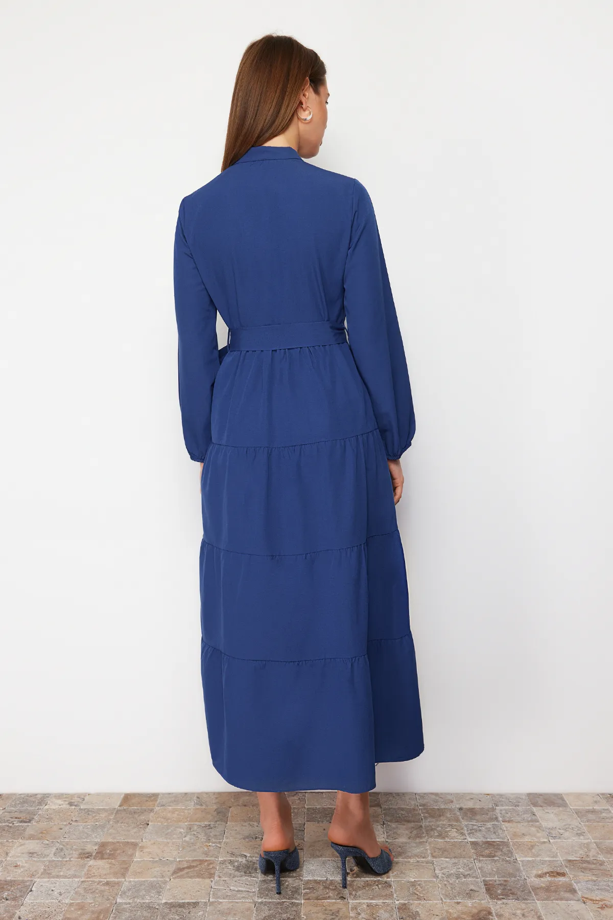 Trendyol Modest  Saks – Gewebtes Kleid mit Gürtel und Chefkragen und Knopfdetail TCTSS21EL3343