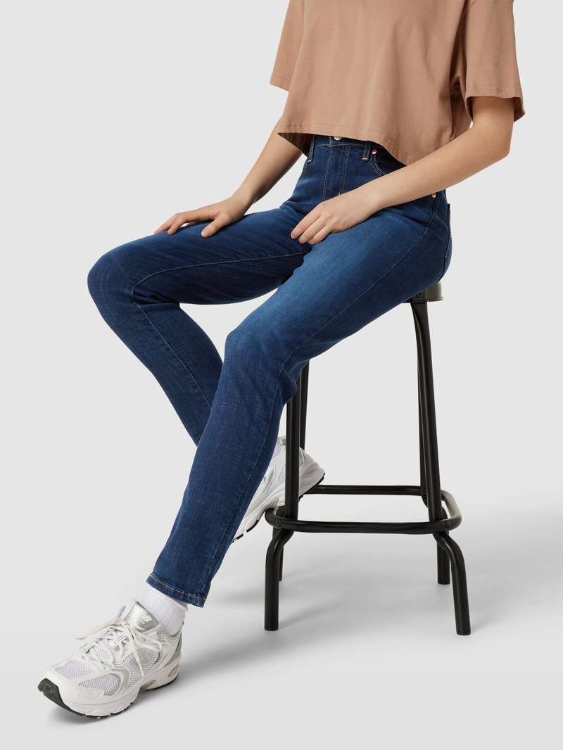 Boyfriend Fit Jeans mit Label-Patch in dunkelblau