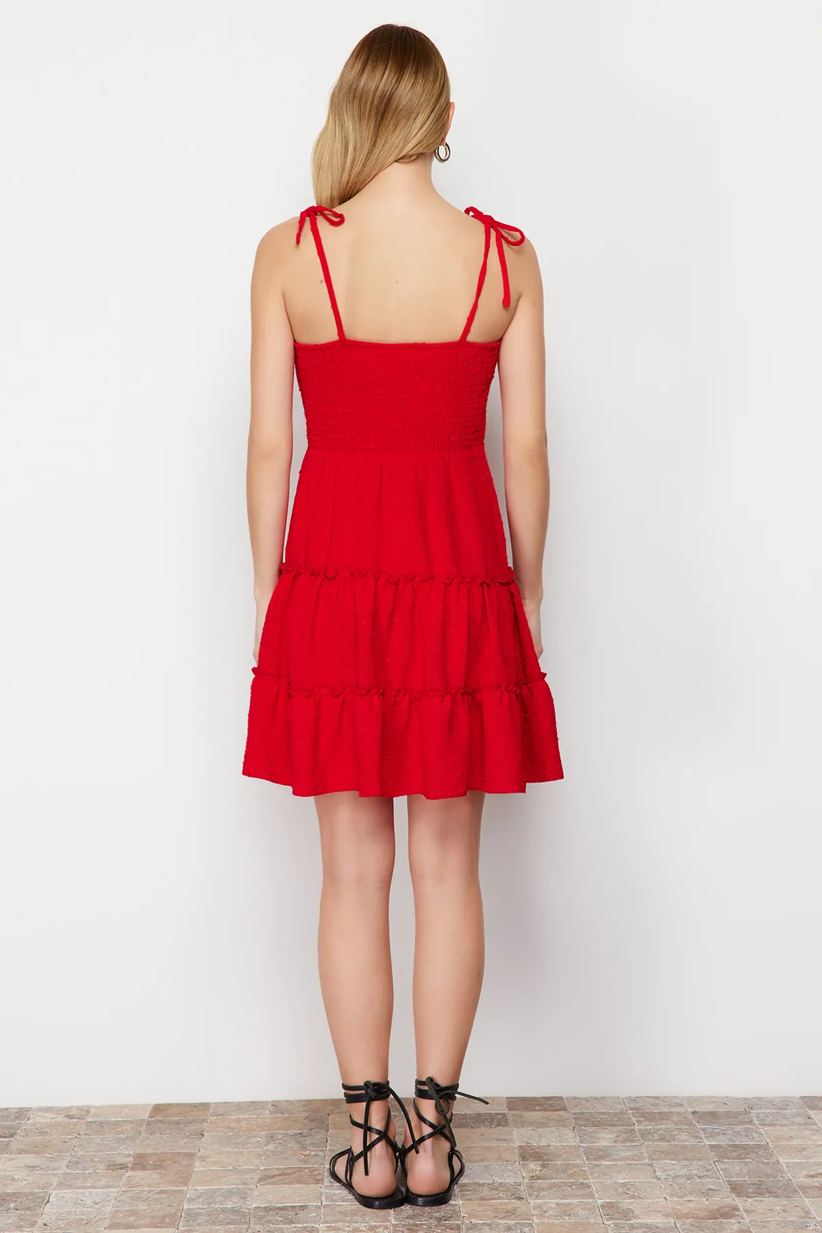Trendyol Collection  Mini-Webkleid mit rotem Rock und Volantstoff TWOSS24EL00718