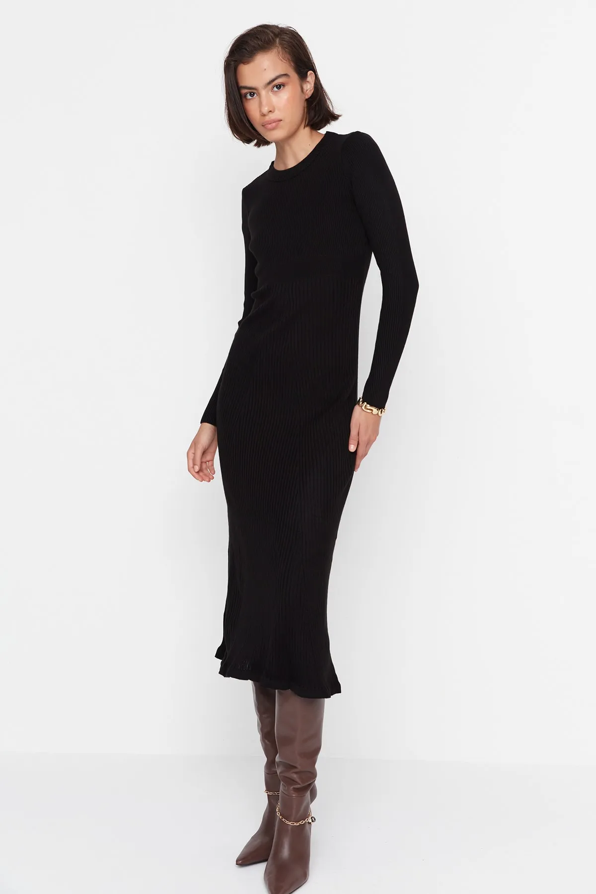 Trendyol Collection  Schwarzes Midi-Strickkleid mit Rundhalsausschnitt TWOAW21EL0422