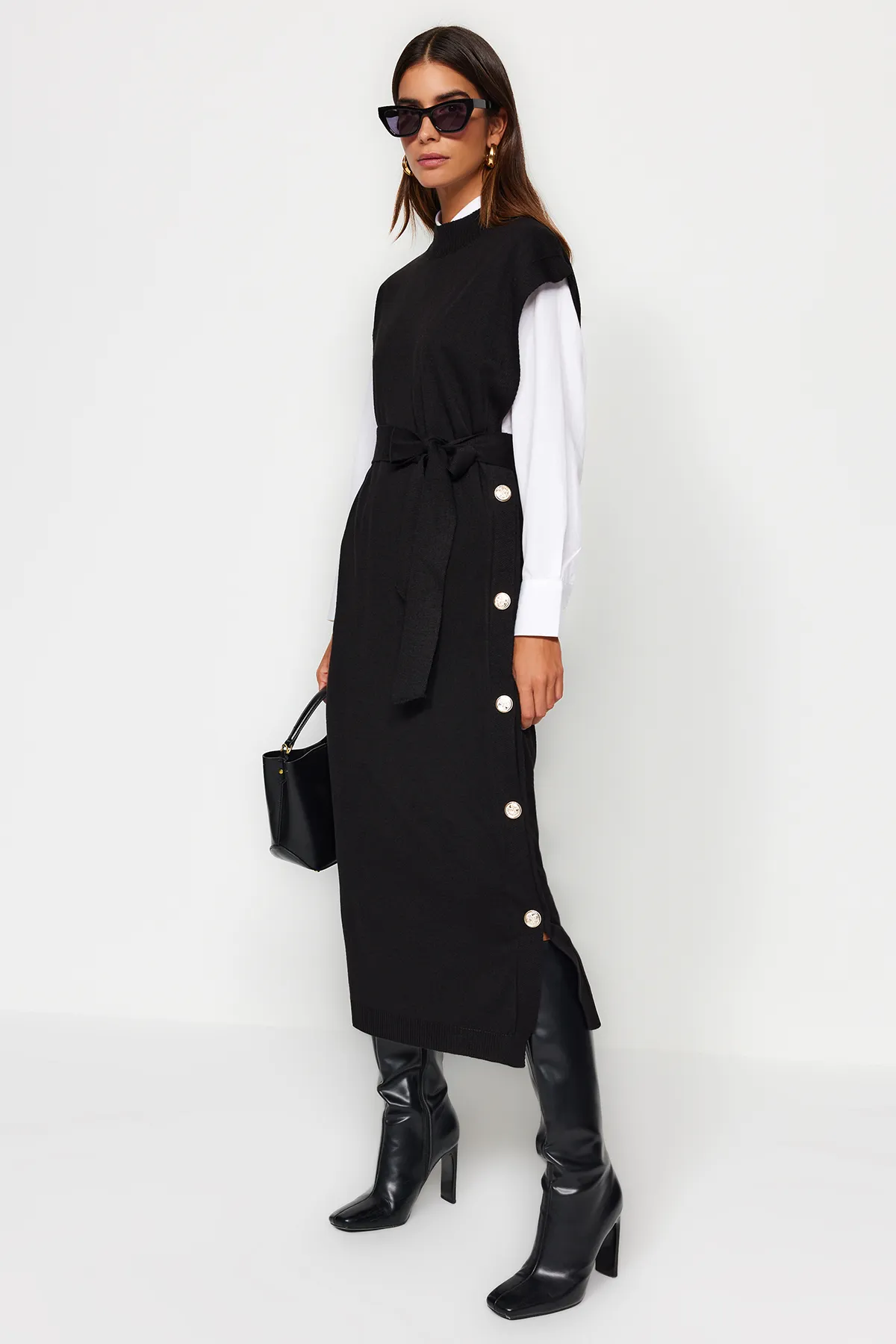 Trendyol Modest  Schwarzes Strickpulloverkleid mit Knöpfen und detaillierten Details TCTAW24UV00038