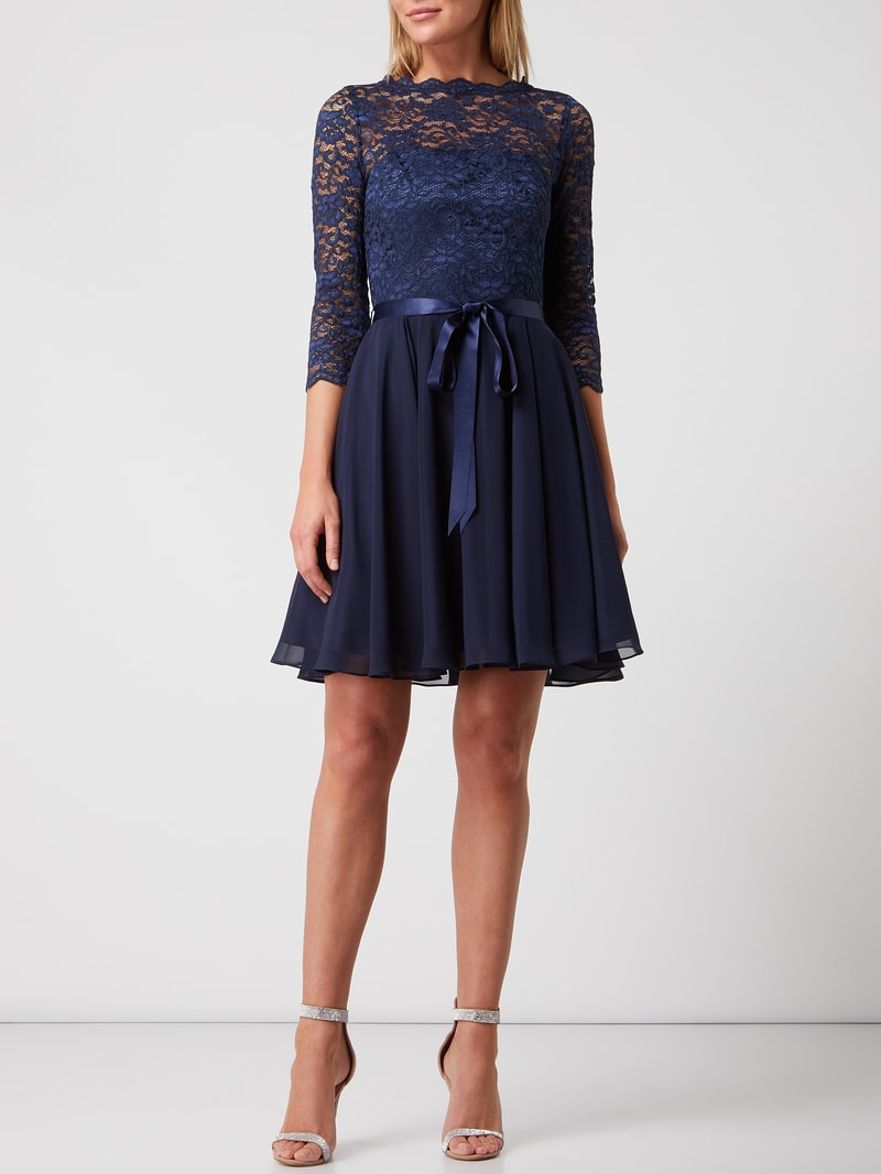Brautkleid aus floraler Spitze in dunkelblau