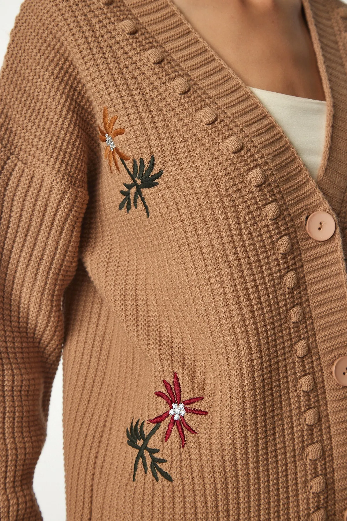 Happiness İstanbul  Damen-Strickjacke mit Blumenstickerei in Keksoptik KG00002