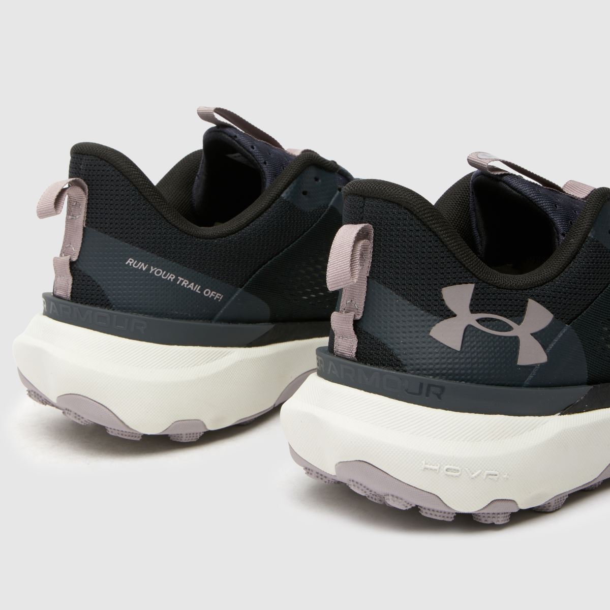 Under Armour infinite pro terepfutó cipők fekete és fehér színben