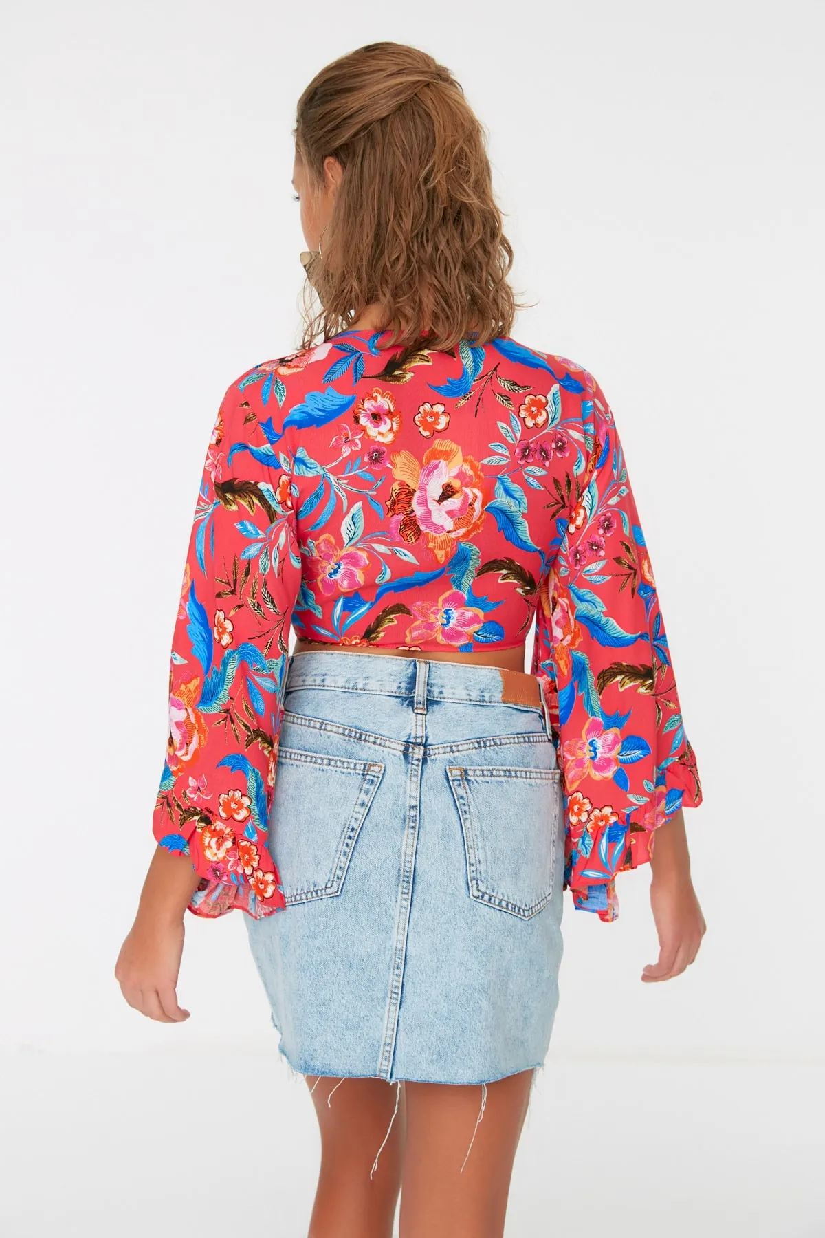Trendyol Collection  Rote, bauchfreie, gewebte Volantbluse TBESS19BB0095