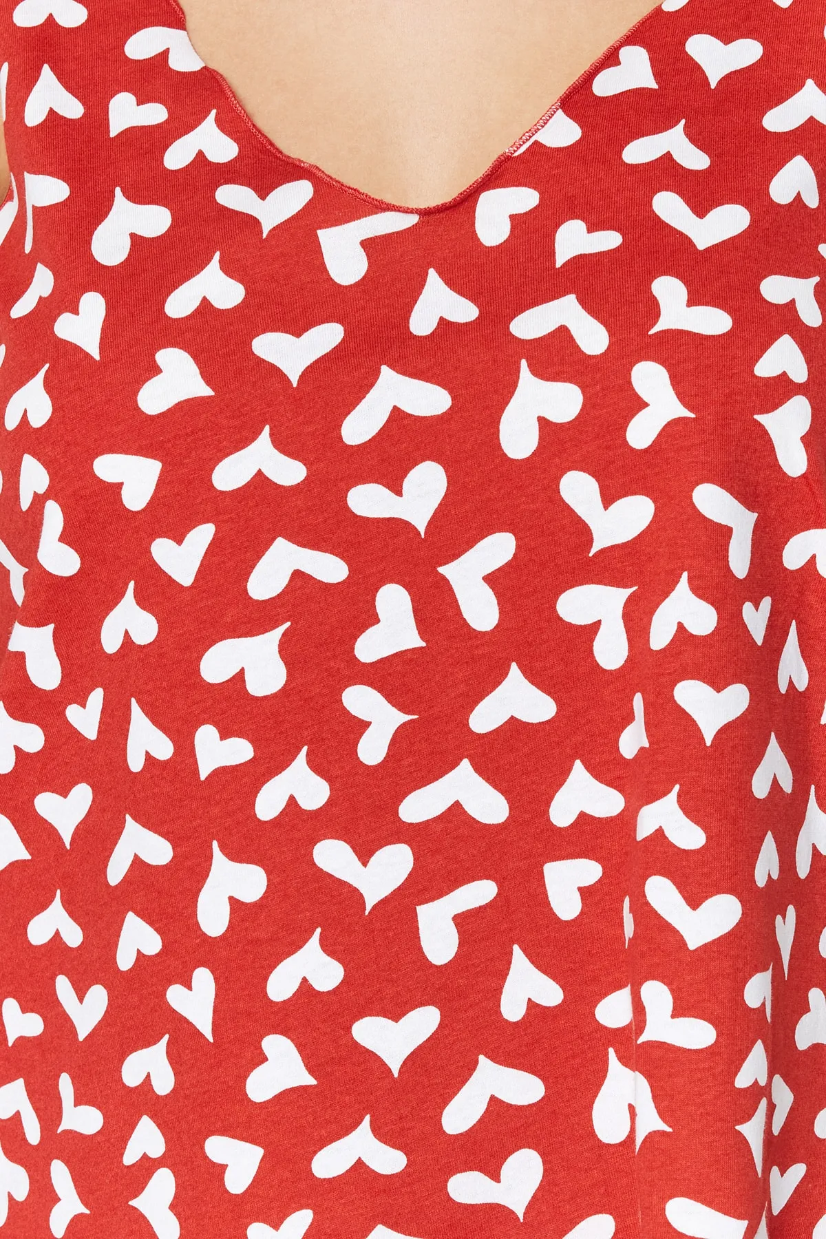Trendyol Collection  Rotes Pyjama-Set aus 100 % Baumwolle mit Herzmuster und Sportler-Shorts THMSS23PT00199
