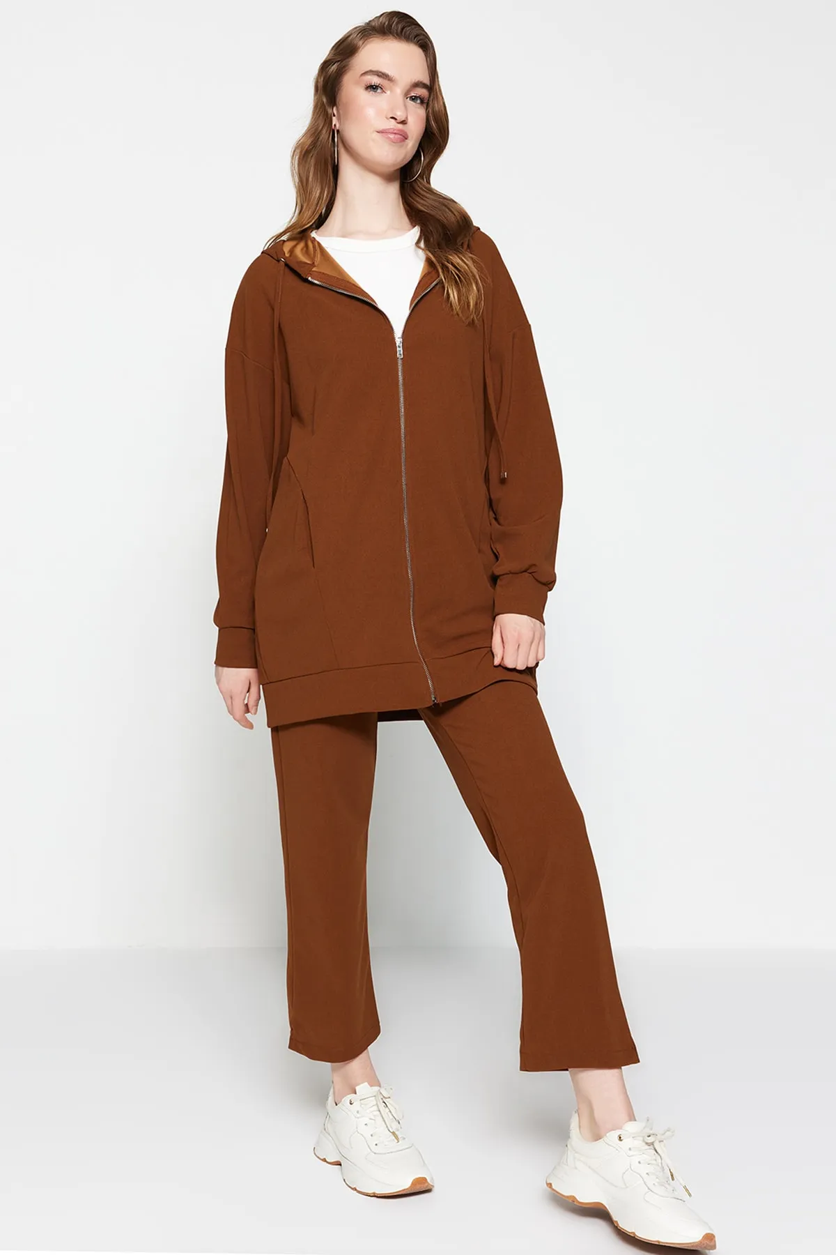 Trendyol Modest  Brauner Strick-Trainingsanzug mit Kapuze und Reißverschluss TCTSS21EM0091