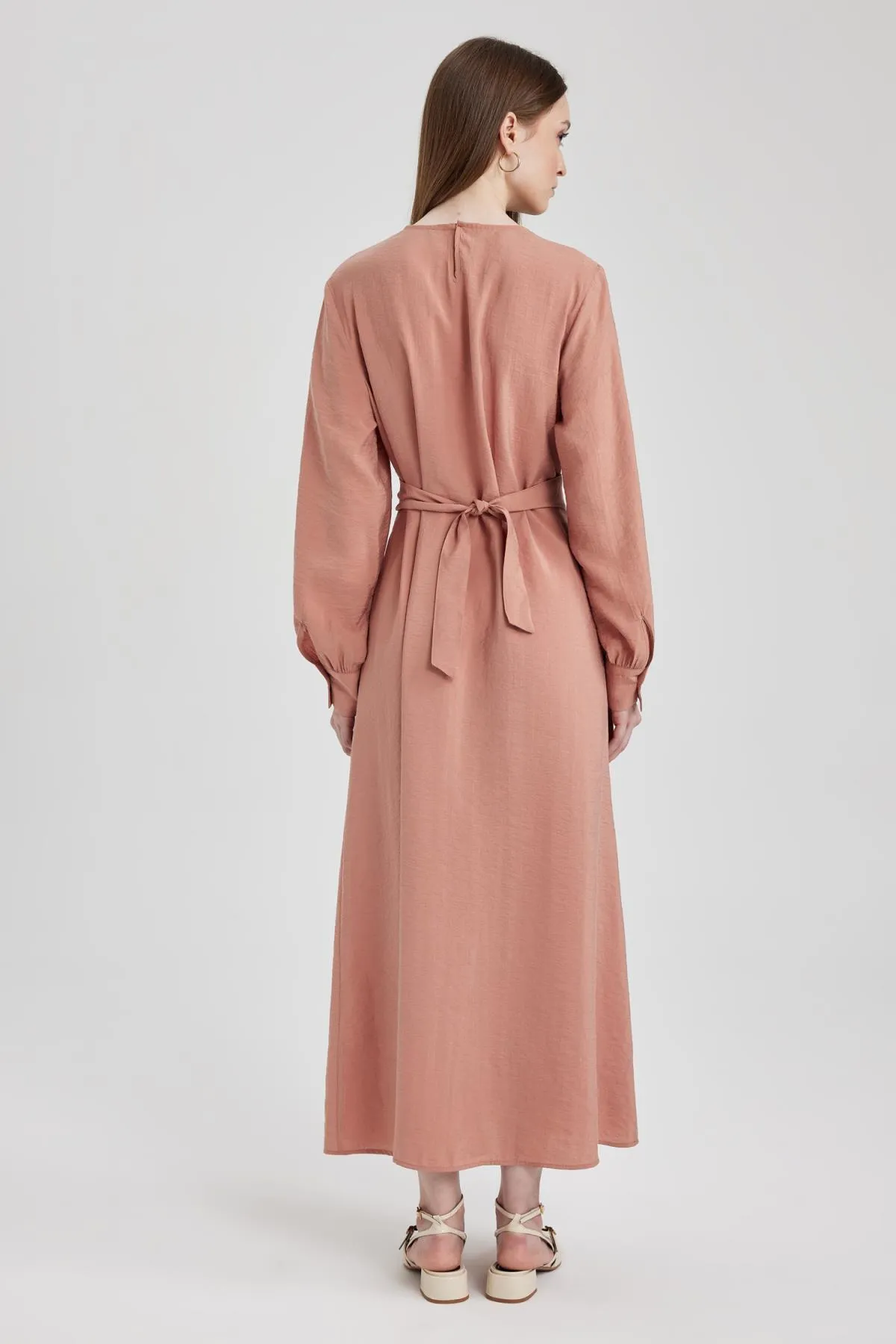 DeFacto  Langärmliges Kleid mit normaler Passform und Rundhalsausschnitt A8904ax23hs