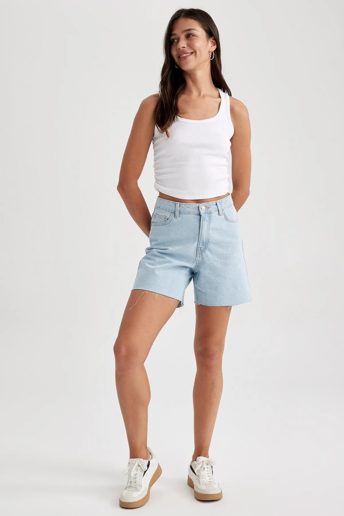 DeFacto  Boyfriend Jeans-Shorts mit normaler Taille und Cut-Toe-Details A2691ax23sm