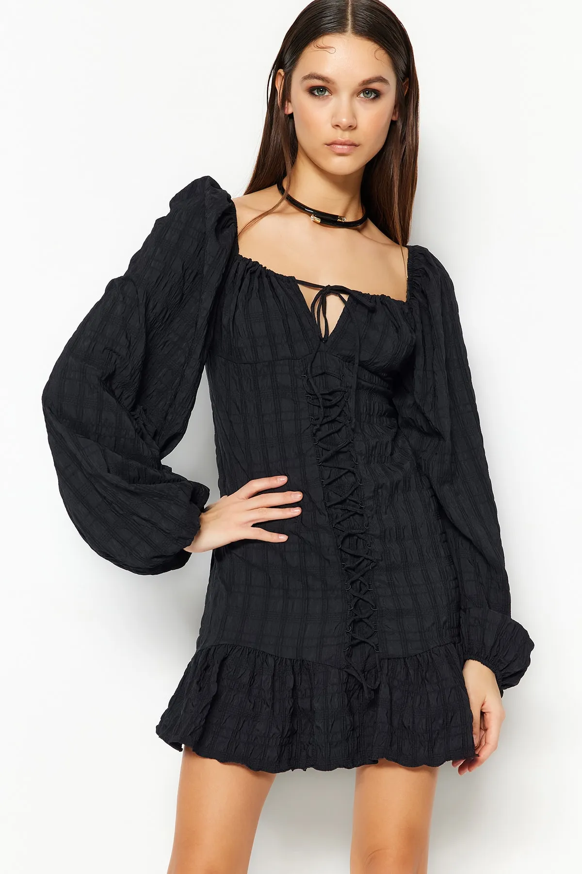 Trendyol Collection  Schwarzes, tailliertes, strukturiertes Abendkleid TPRSS23EL00024