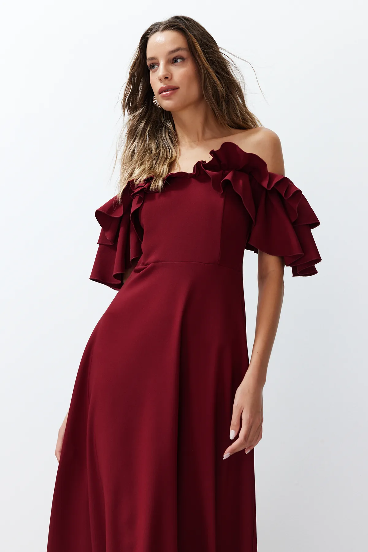 Trendyol Collection  Langes Abendkleid mit bordeauxroter Taillenöffnung/Skater-Webvolants TPRSS24AE00054
