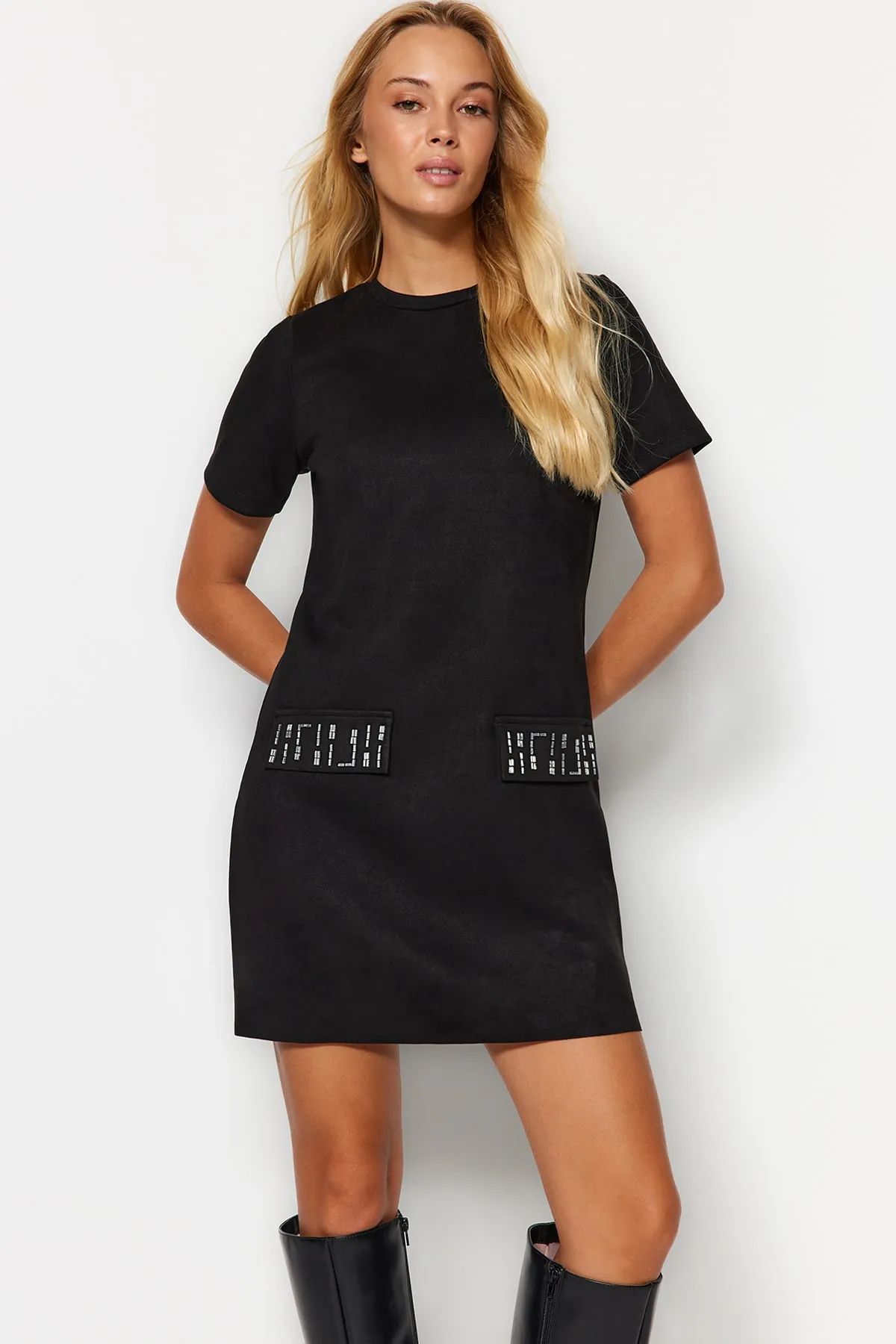 Trendyol Collection  Schwarzes Etuikleid/gerades Mini-Strickkleid aus Wildleder mit Rundhalsausschnitt und Steindetail TWOAW24EL00523