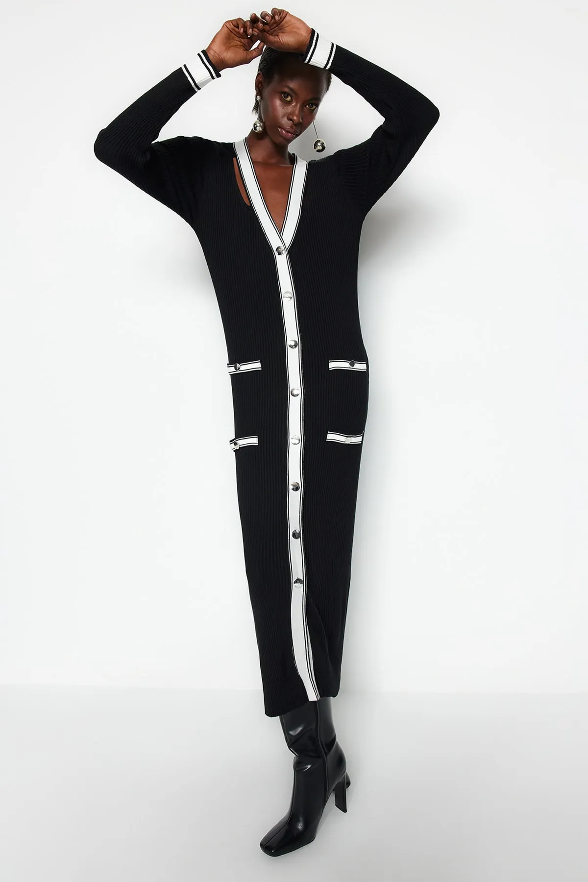 Trendyol Collection  Schwarzes Maxi-Strickkleid mit Fenster-/Cut-Out-Farbblockmuster TWOAW24EL00017