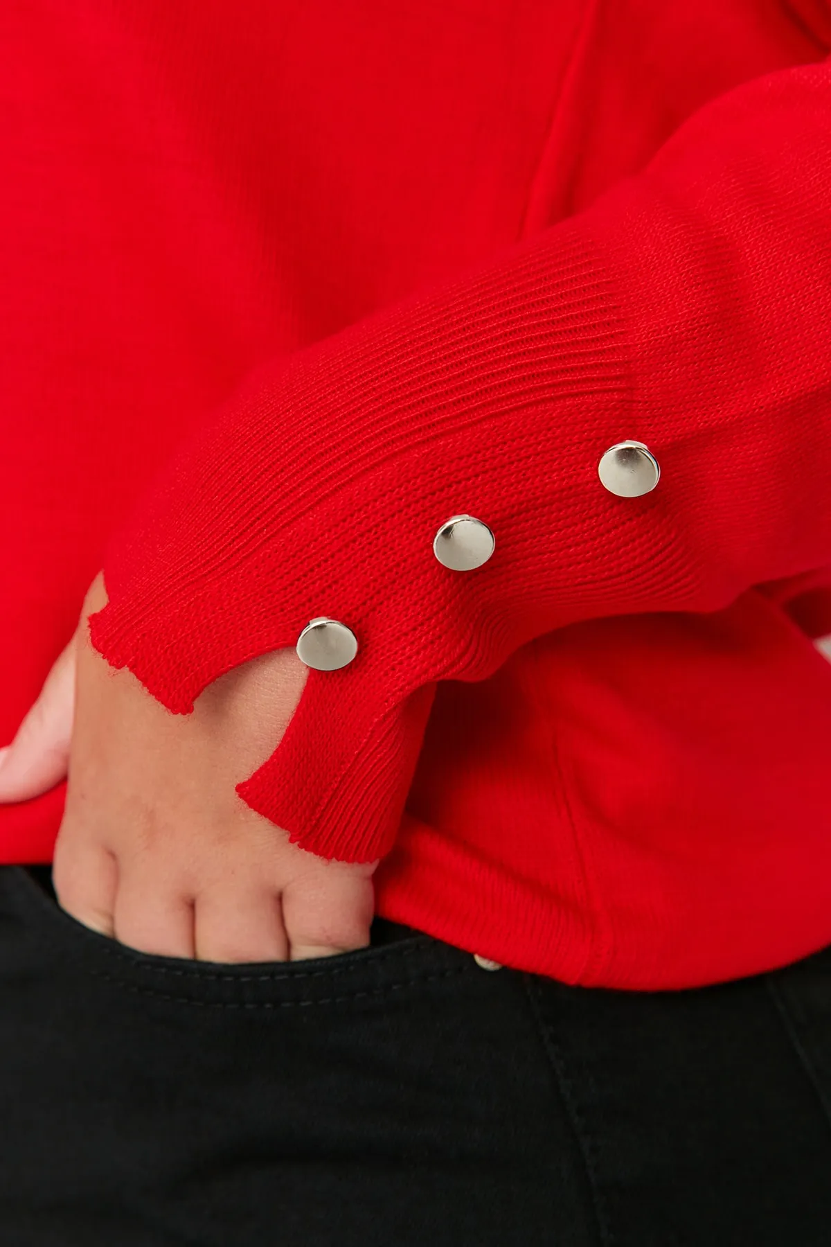 Trendyol Curve  Roter Strickpullover mit V-Ausschnitt und Knöpfen