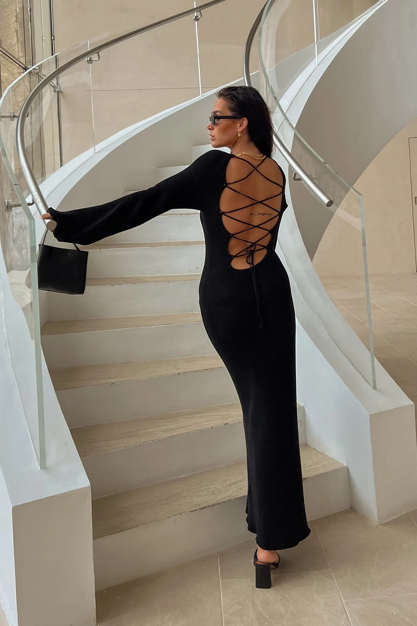 Kleid mit offenem gekreuztem Rücken