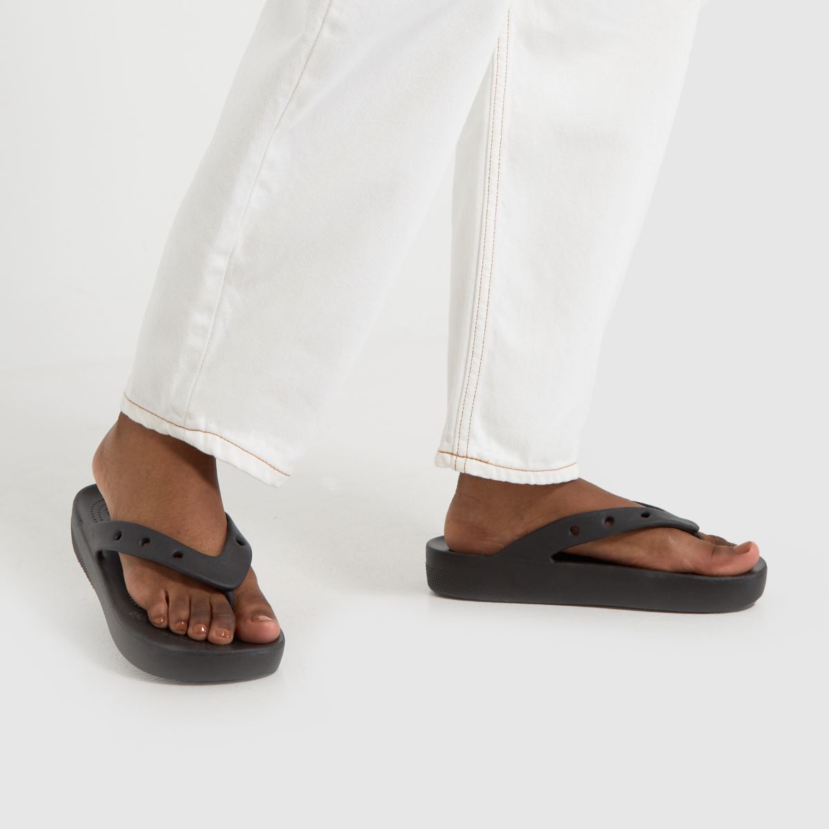 Crocs klasszikus platformos flip-flip szandálok fekete színben