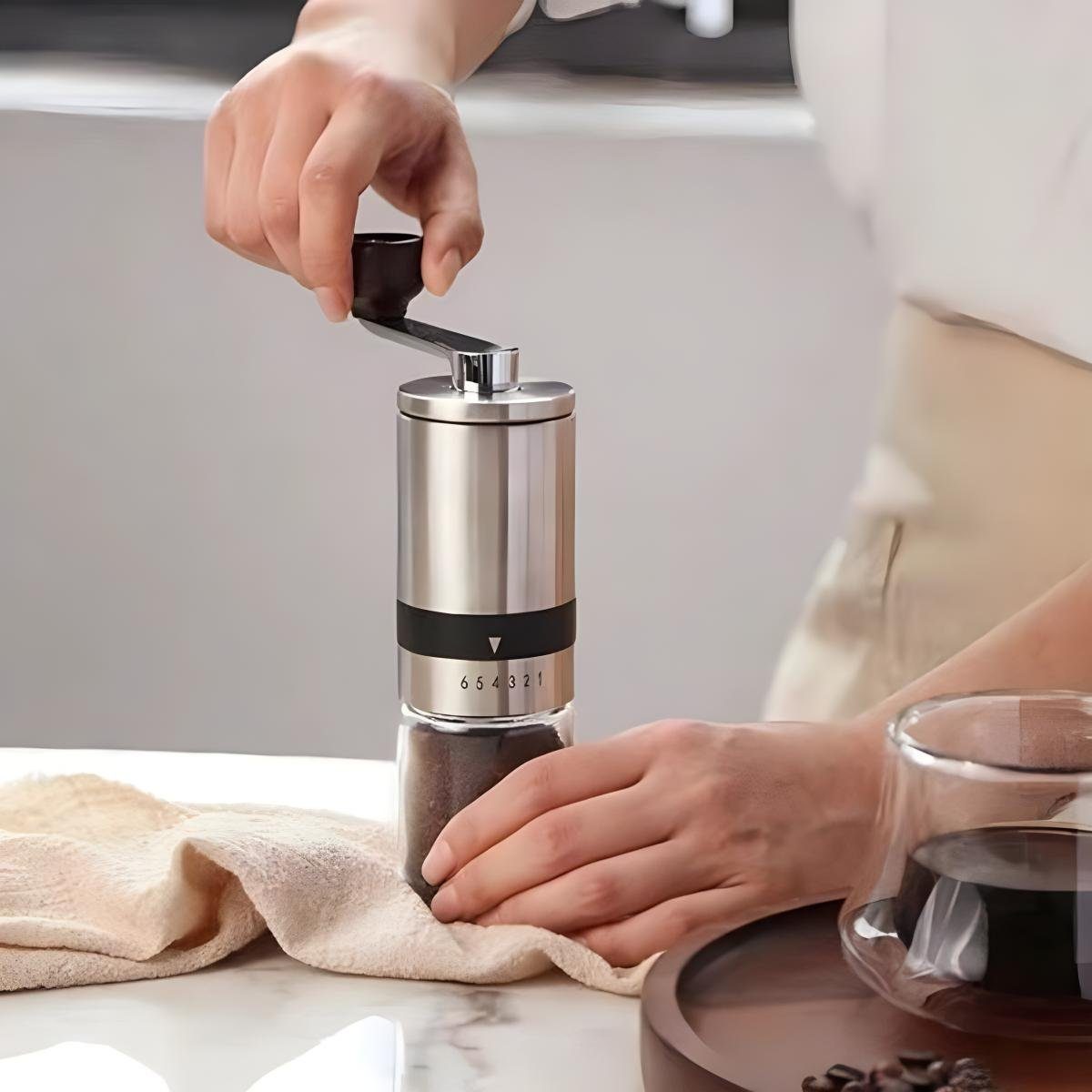 HYIEAR Kaffeemühle Manuelle, 6 Verstellbarer Mahlgrad, Edelstahl und Glas, Keramikmahlwerk, 15,00 g Bohnenbehälter, inkl. Siebträgeradapter und Reinigungspinsel