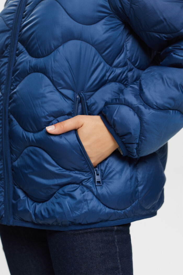 Recycelt: Wandelbare Steppjacke mit Kapuze
