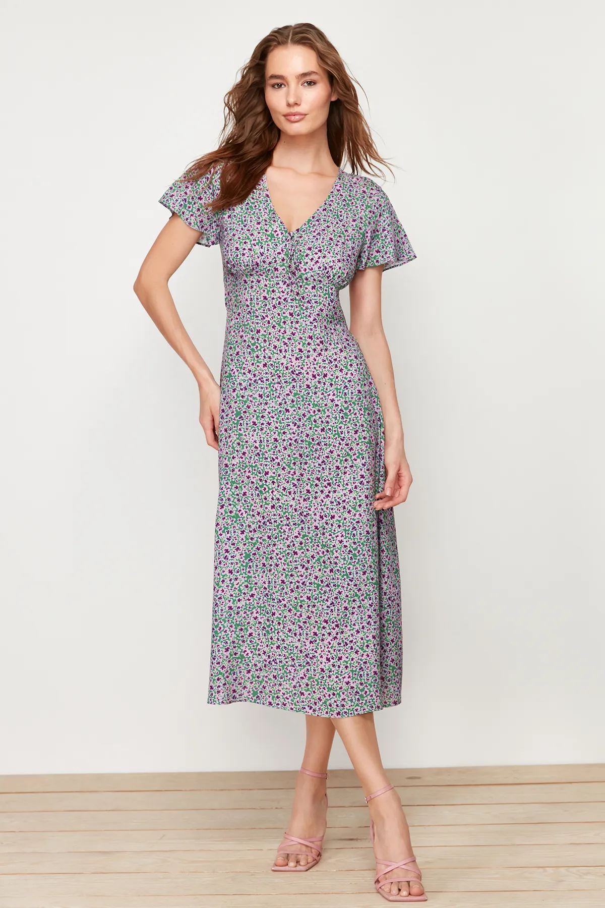 Trendyol Collection  Grünes, gewebtes Midikleid aus 100 % Viskose in A-Linie mit Blumendruck und V-Ausschnitt TWOSS24EL00618