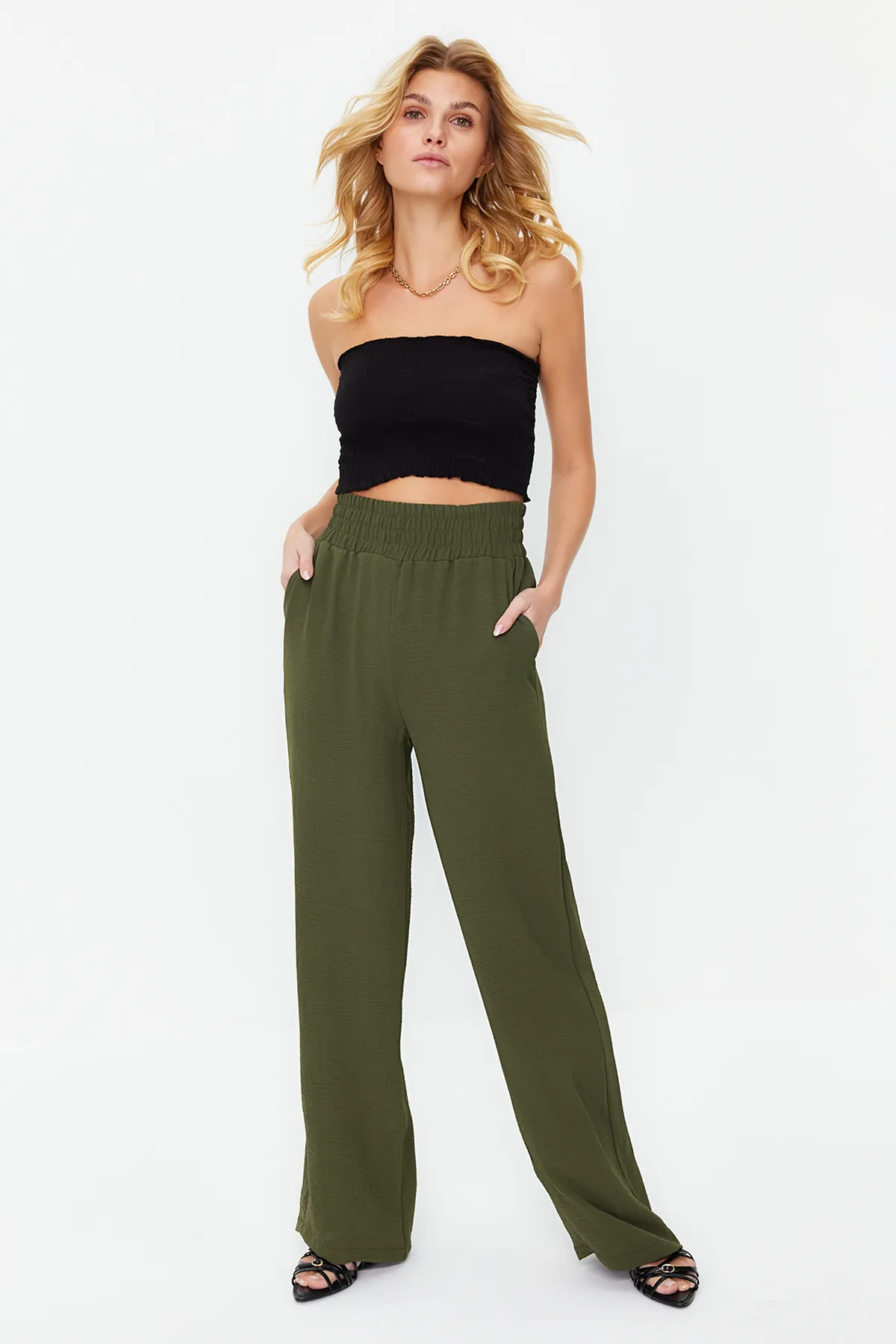 Trendyol Collection  Khakifarbene, elastische Webhose mit weitem Bein / breiter Knöcheltaille TWOSS22PL00024