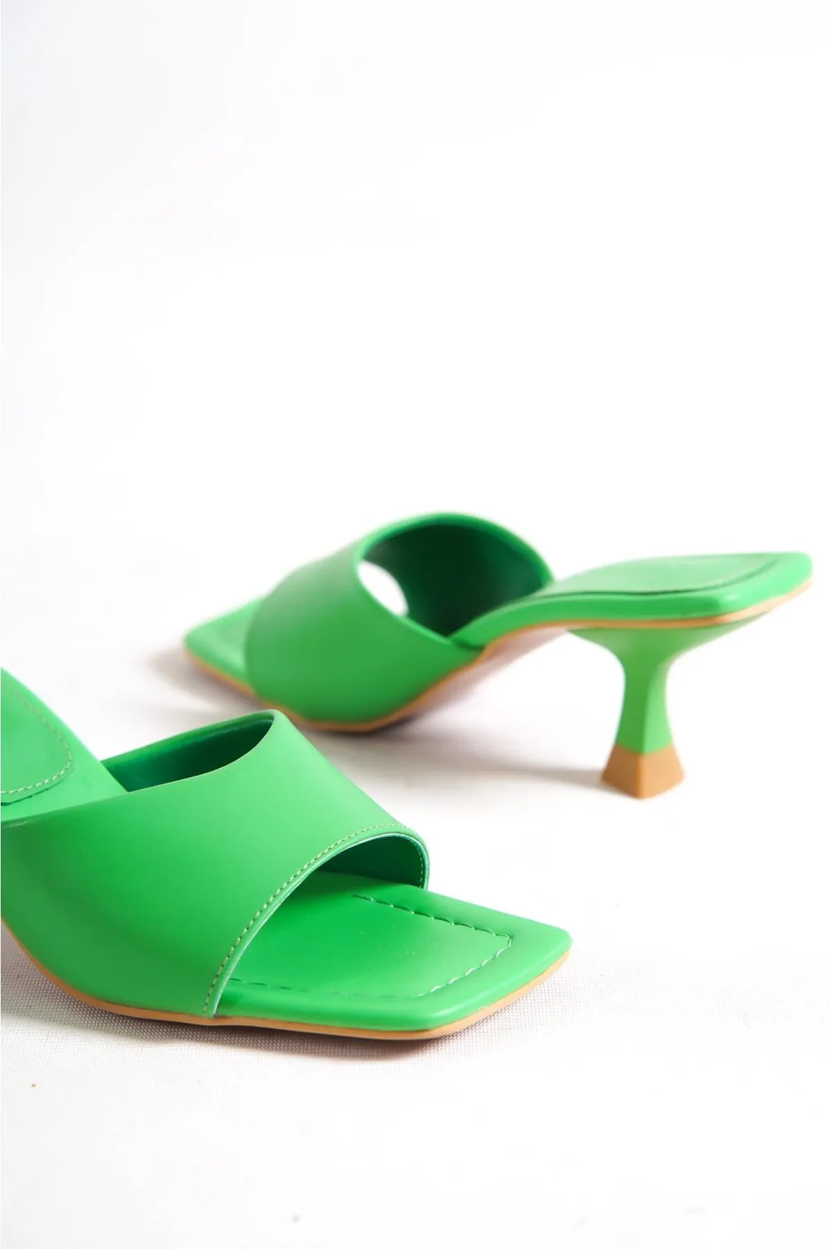 Capone Outfitters  Capone Blunt Toe Single Strap Hourglass Heel Grüne Damenhausschuhe