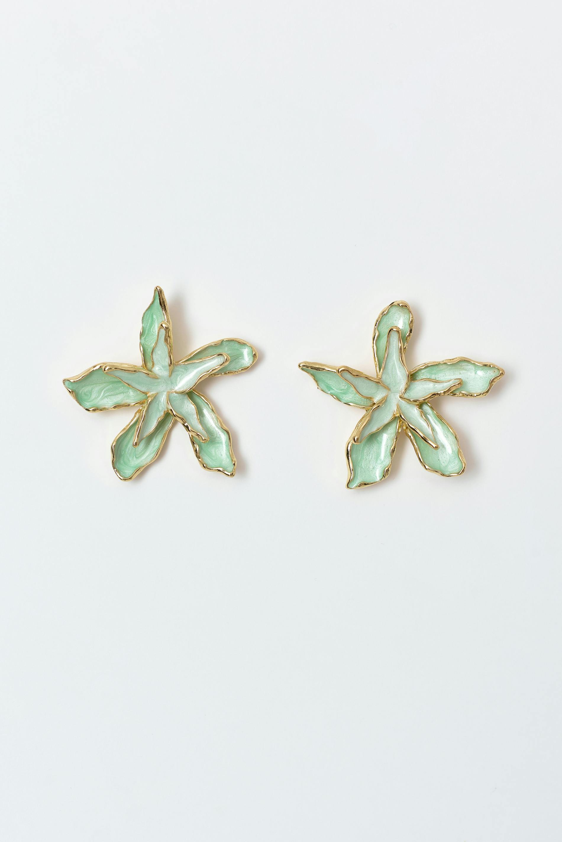 Flower stud earrings