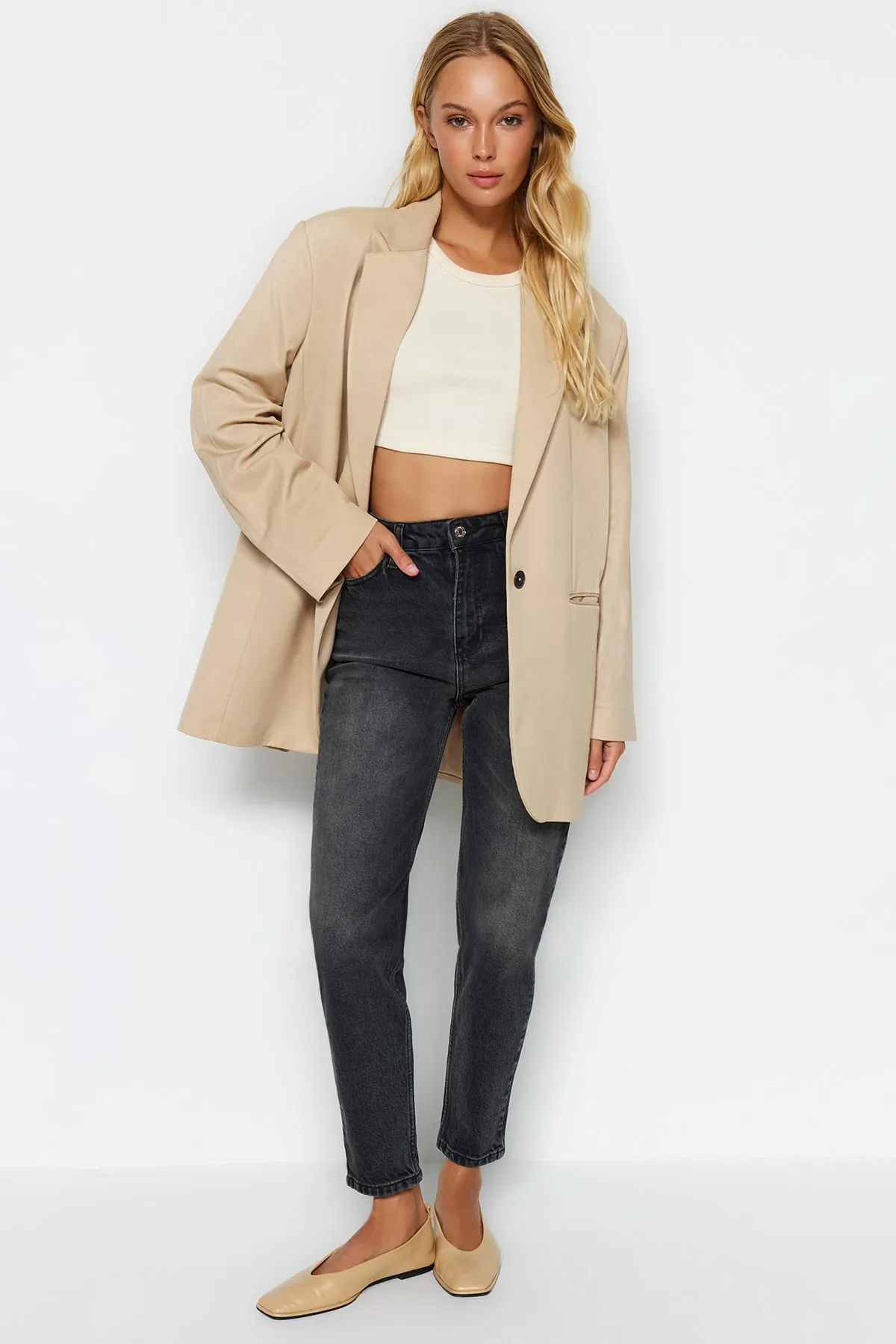 Trendyol Collection  Schwarze Slim Mom-Jeans mit hoher Taille TWOAW24JE00094
