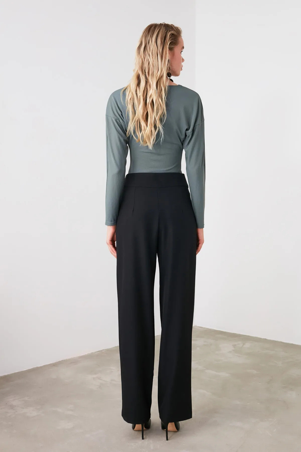 Trendyol Collection  Schwarze, gerade geschnittene, plissierte Webhose TWOSS19WX0017